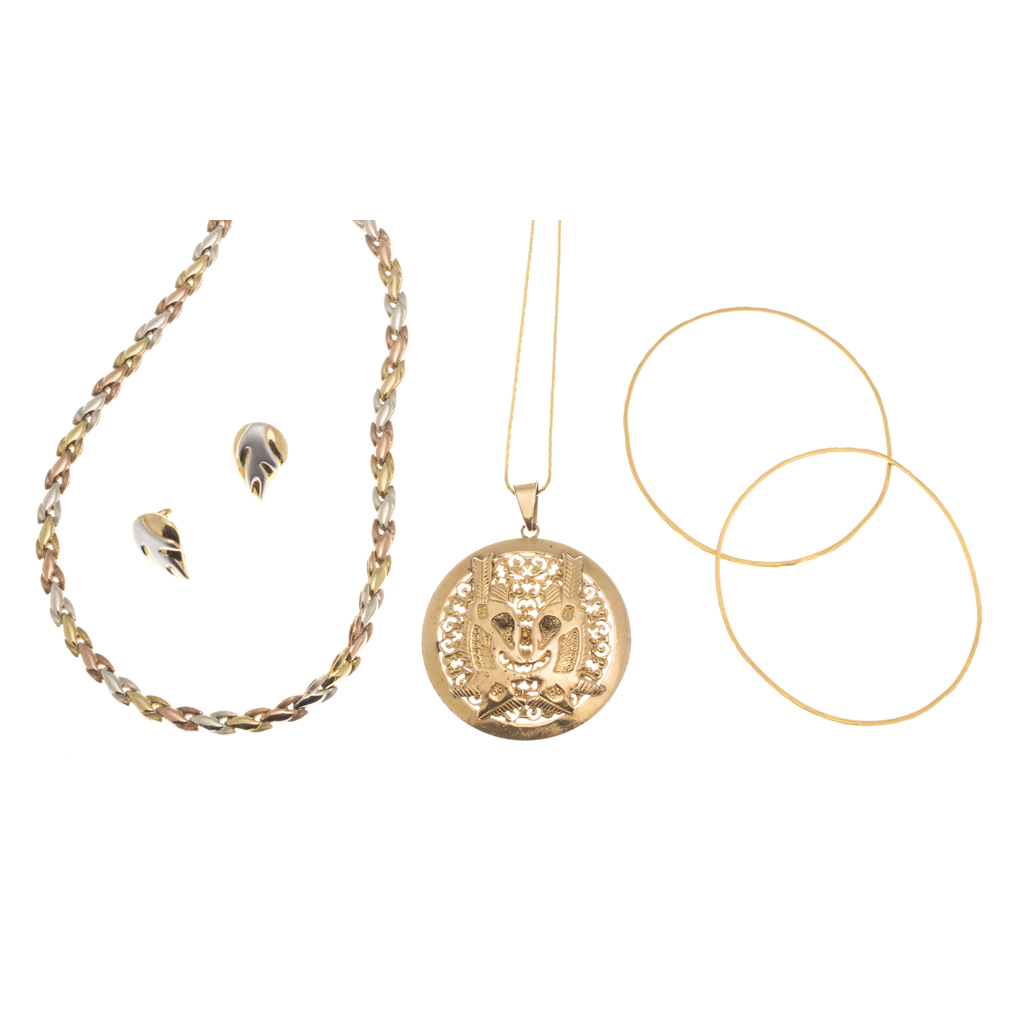 A collection of jewellery