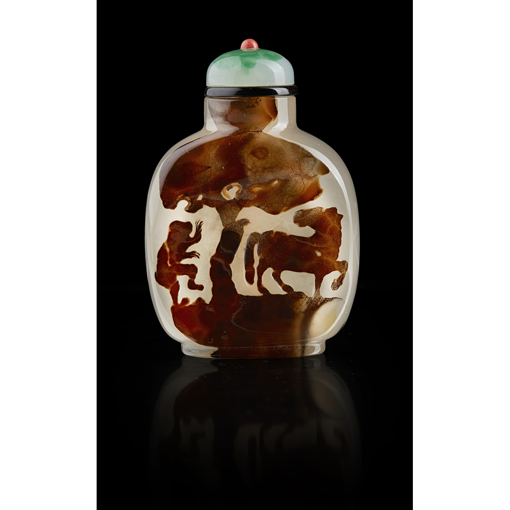 CARVED CAMEO AGATE SNUFF BOTTLE
