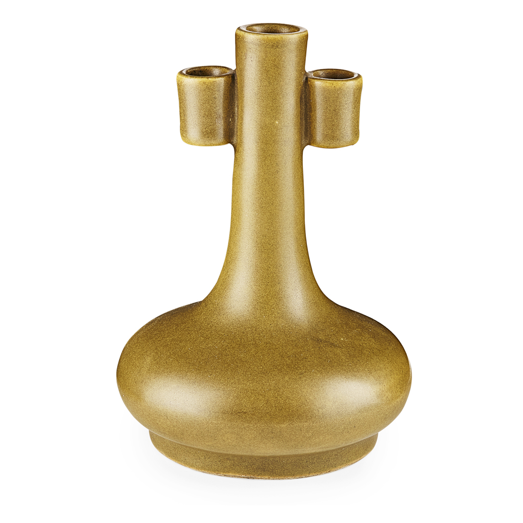 TEA-DUST-GLAZED TWIN-HANDLED BOTTLE VASE, GUAN ER PING