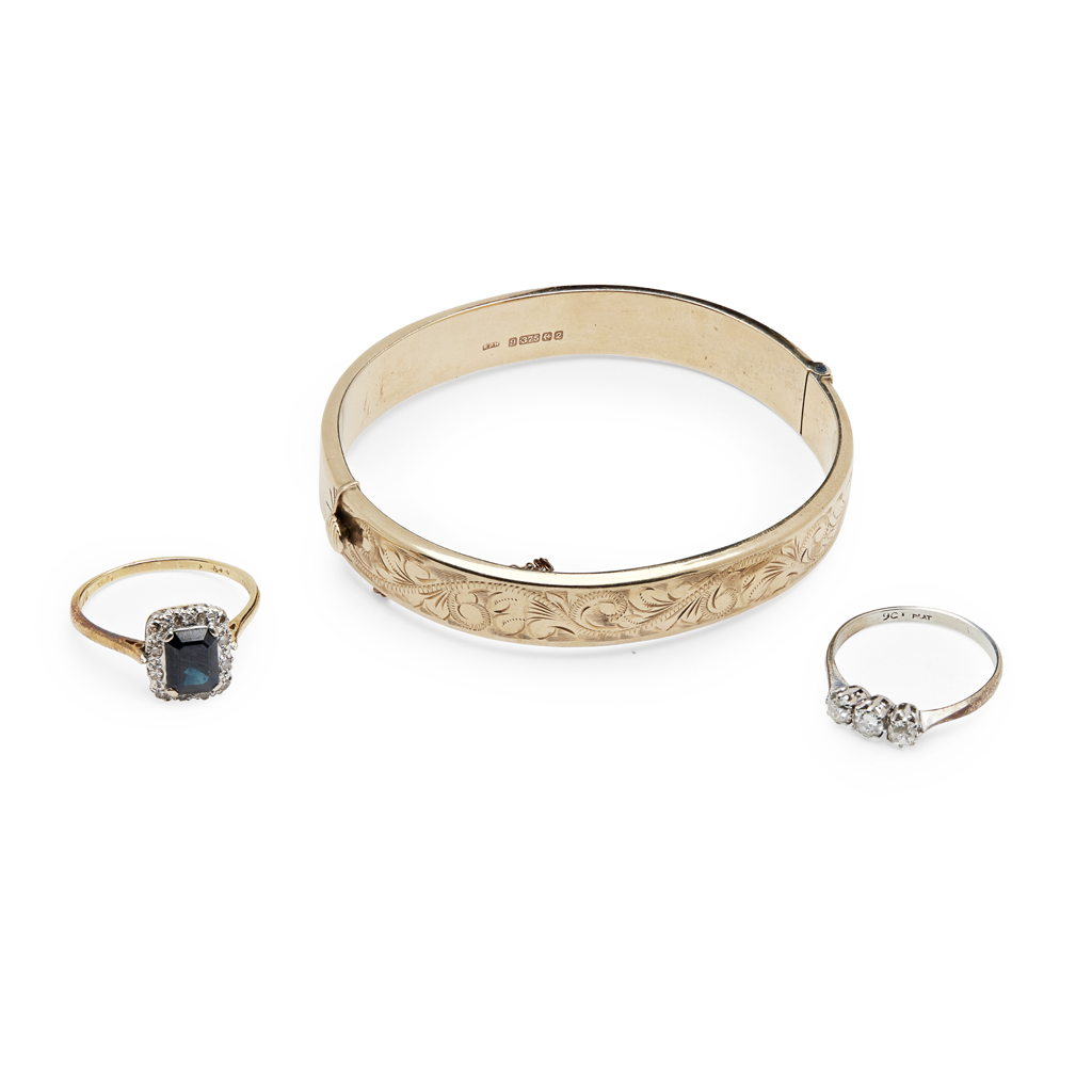 A collection of jewellery