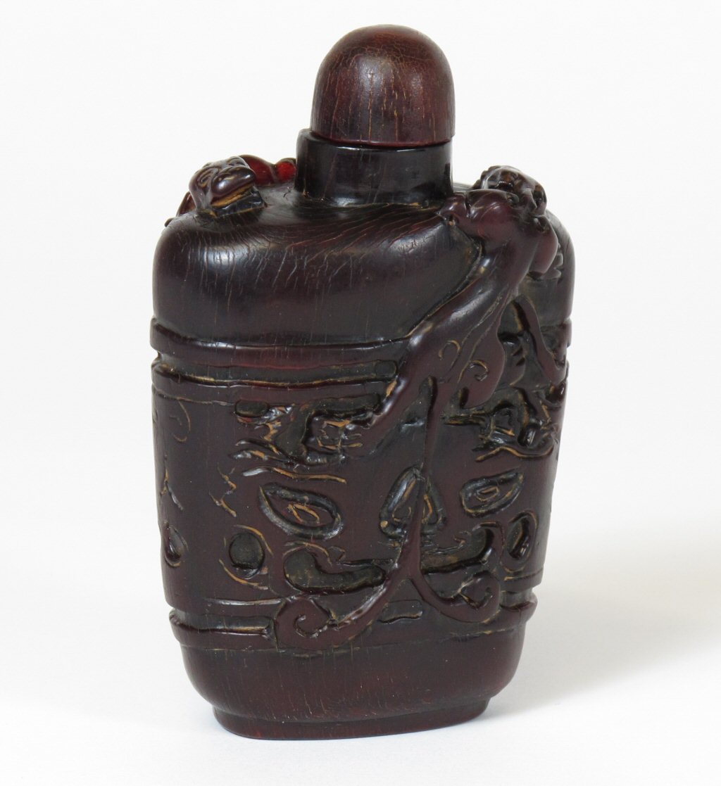 CHINESE CARVED BUFFALO HORN TABLE SNUFF BOTTLE AND COVER