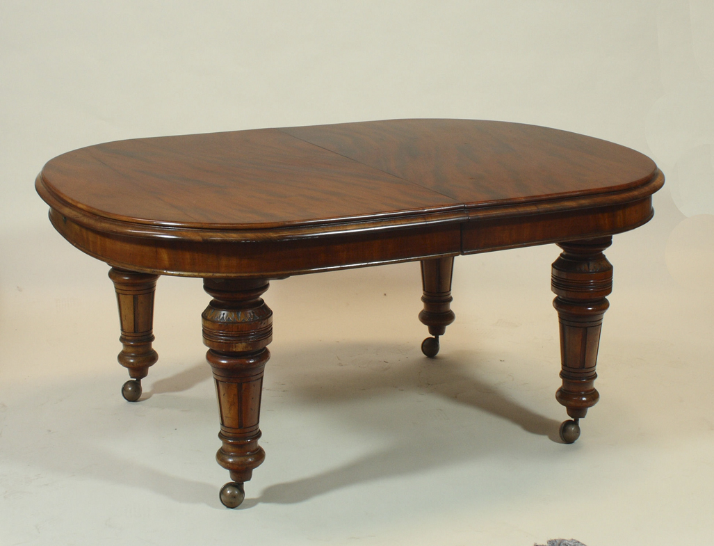 A Victorian mahogany dining table