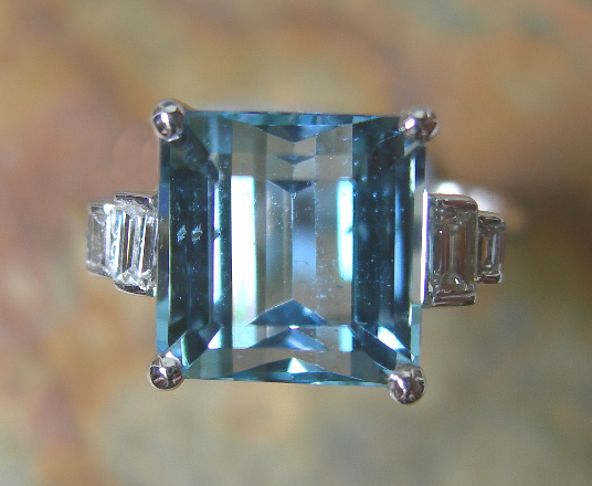 An 18ct white gold mounted aquamarine set ring,