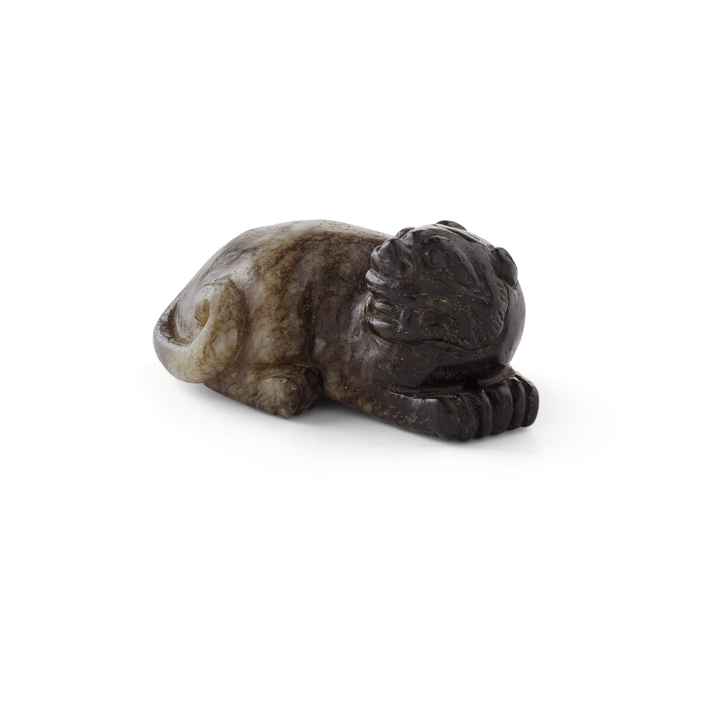 MOTTLED BLACK AND GREY JADE MODEL OF A MYTHICAL BEAST