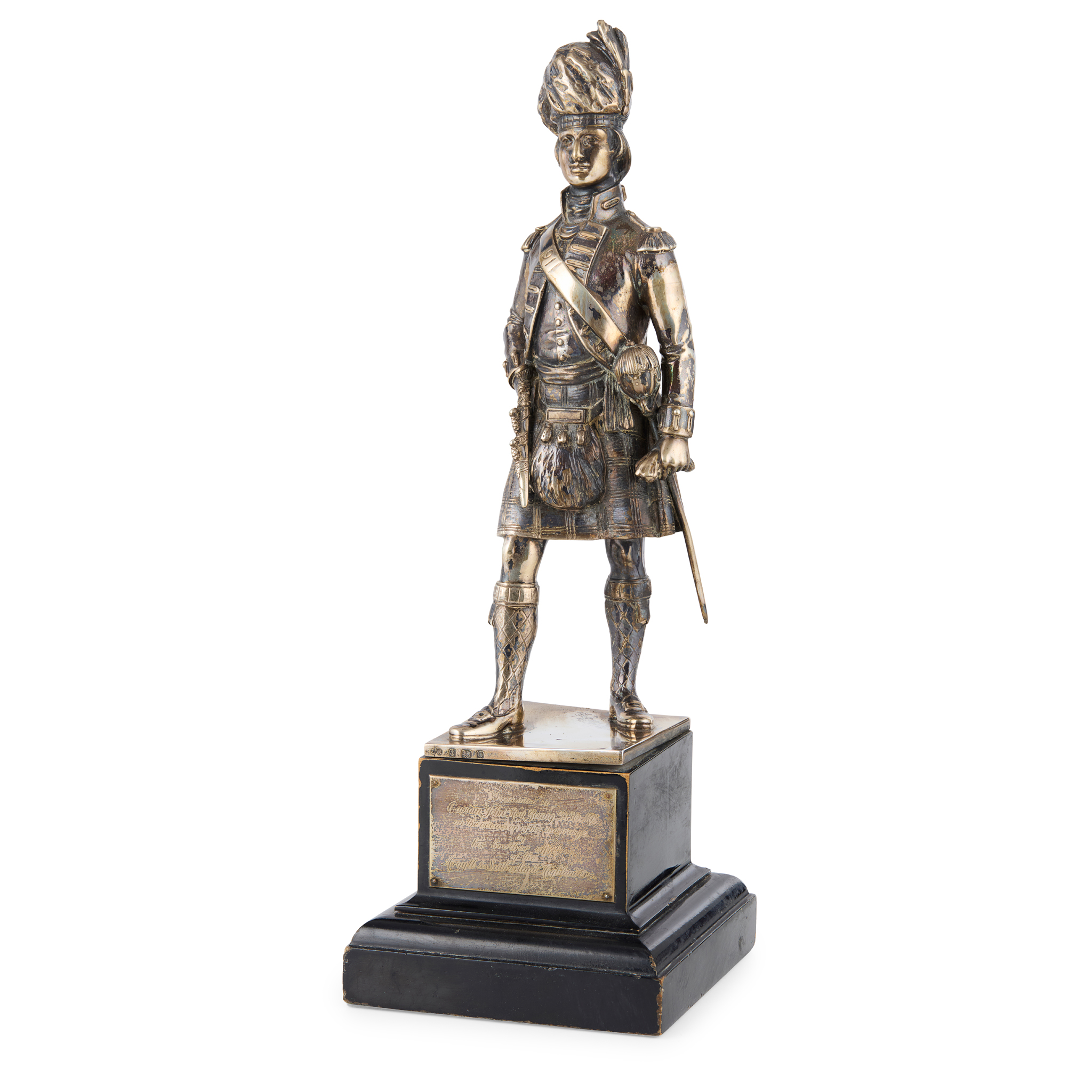 AN EARLY 20TH CENTURY PRESENTATION STATUE OF AN ARGYLL & SUTHERLAND HIGHLANDERS' OFFICER