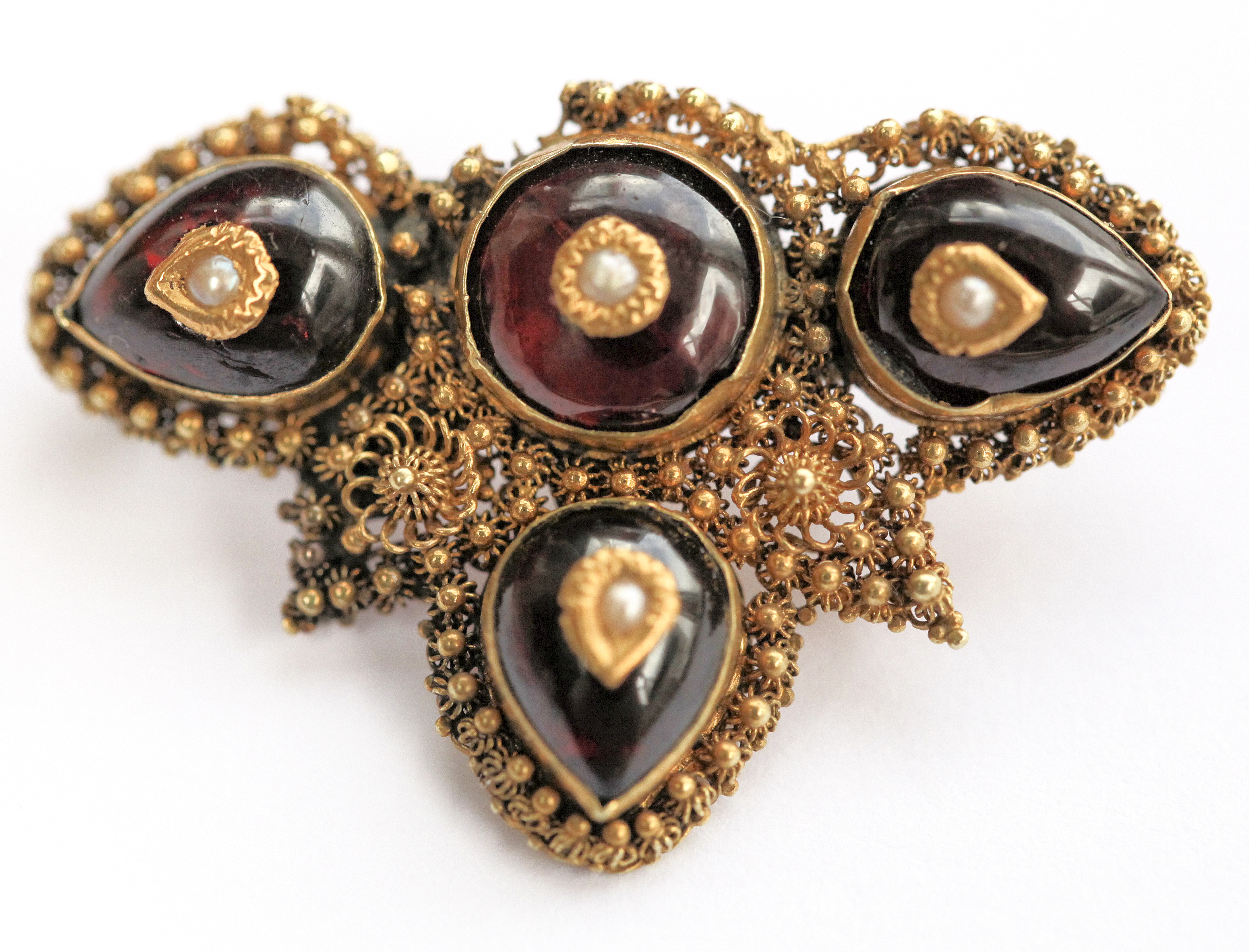 A parcel of Victorian gold, gem set and other jewellery to include