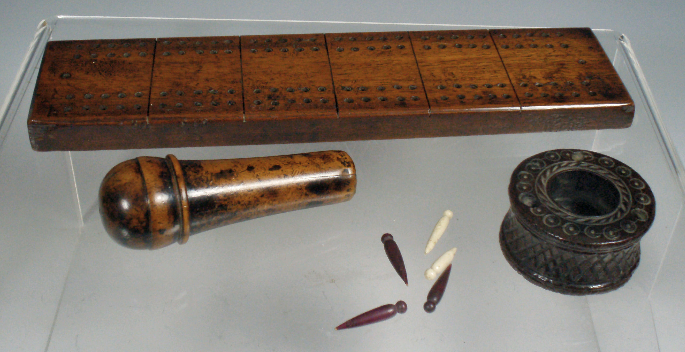 An oak cribbage board