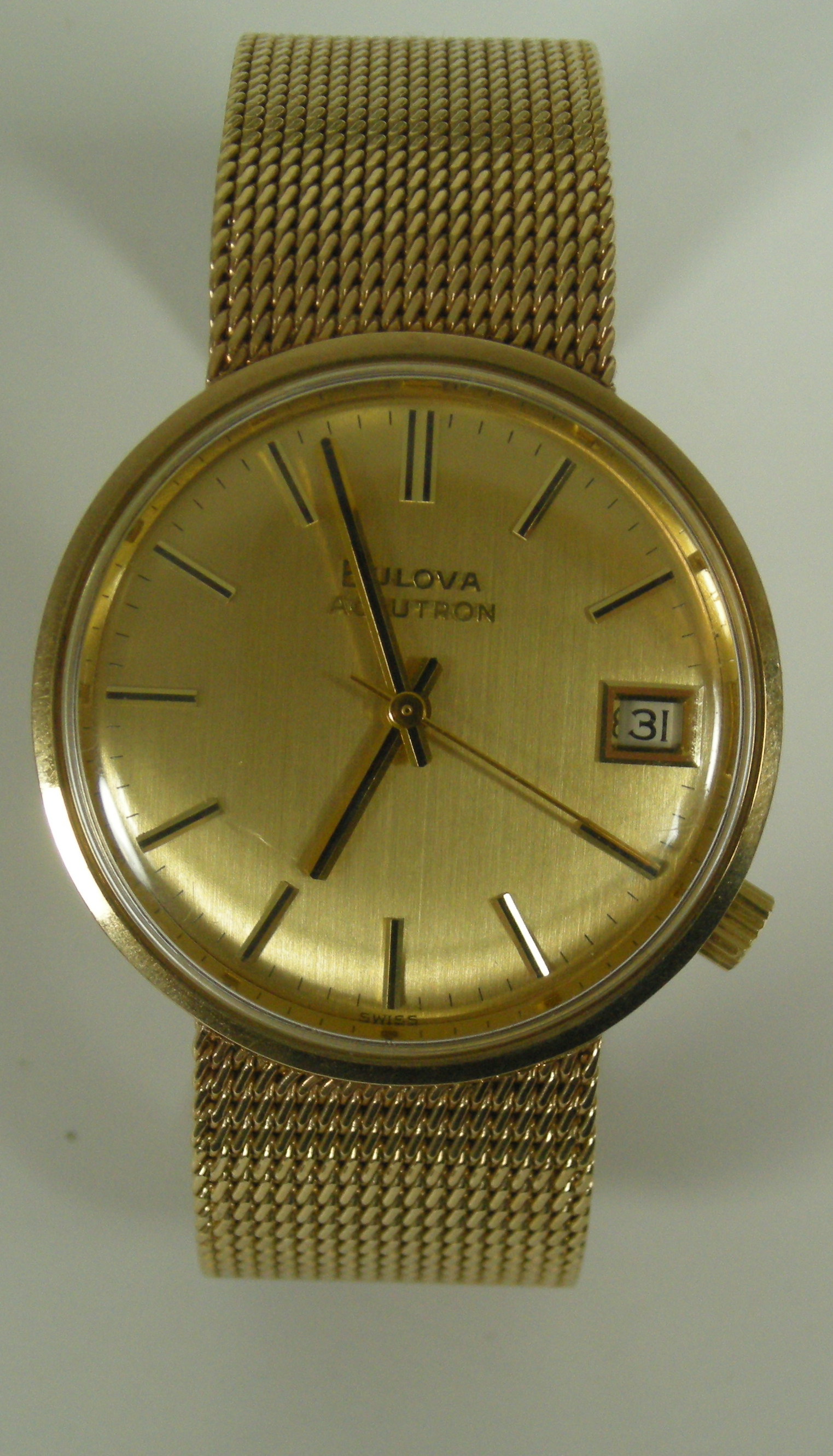 Bulova, a gent's 9ct gold wrist