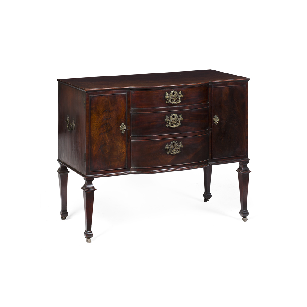 GOOD GEORGE III MAHOGANY COMMODE IN THE MANNER OF WRIGHT AND ELWICK