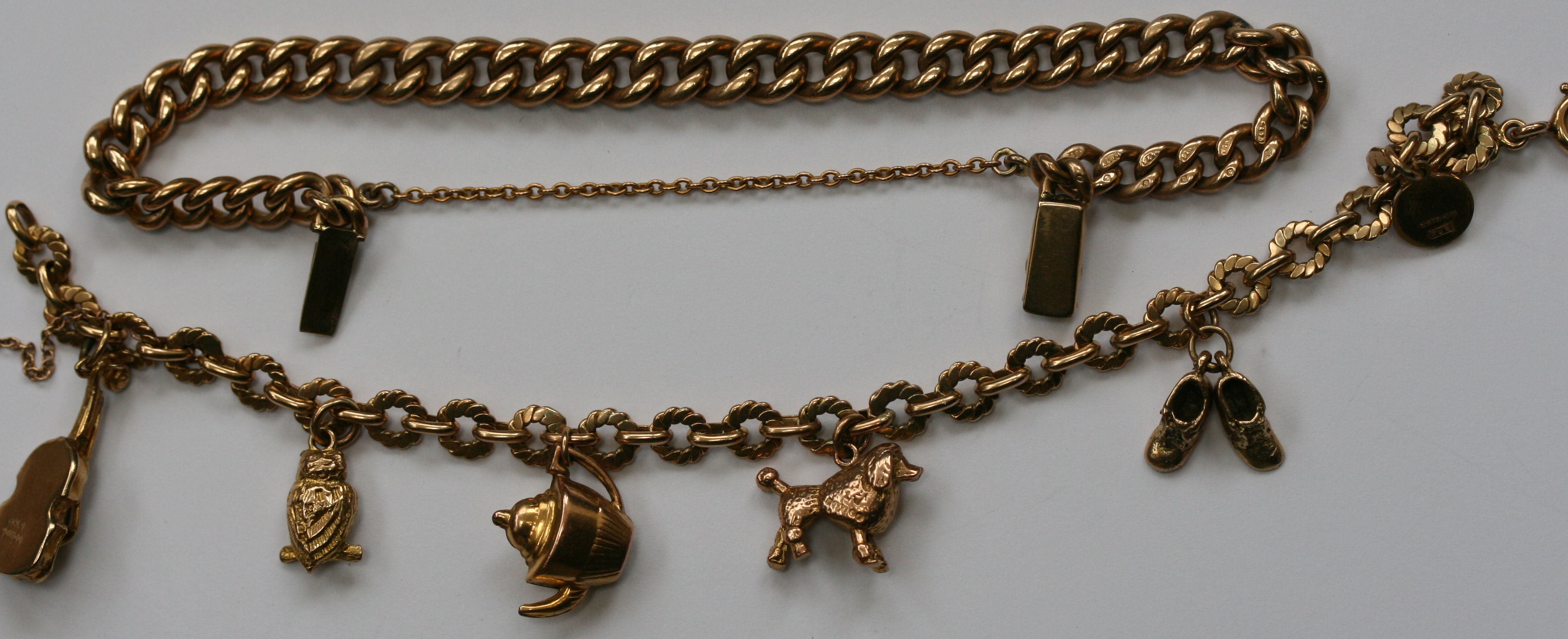 A 9ct gold curb link bracelet