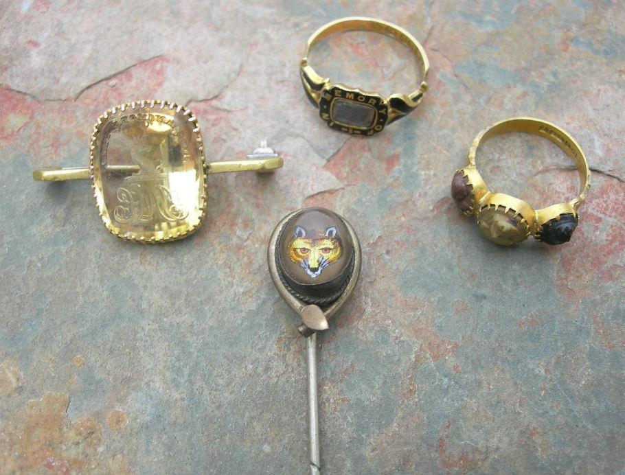 A 9CT GOLD MOUNTED RING,
