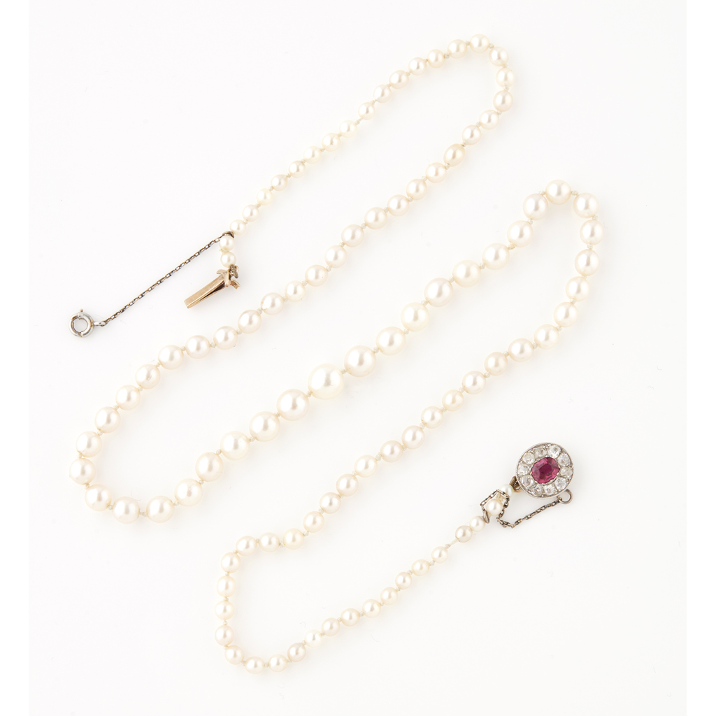 A single strand pearl necklace