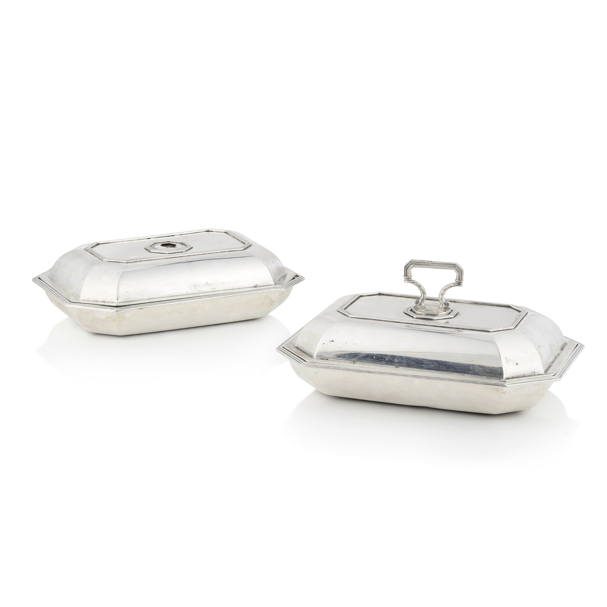A PAIR OF 1930s ENTRÉE DISHES AND COVERS
