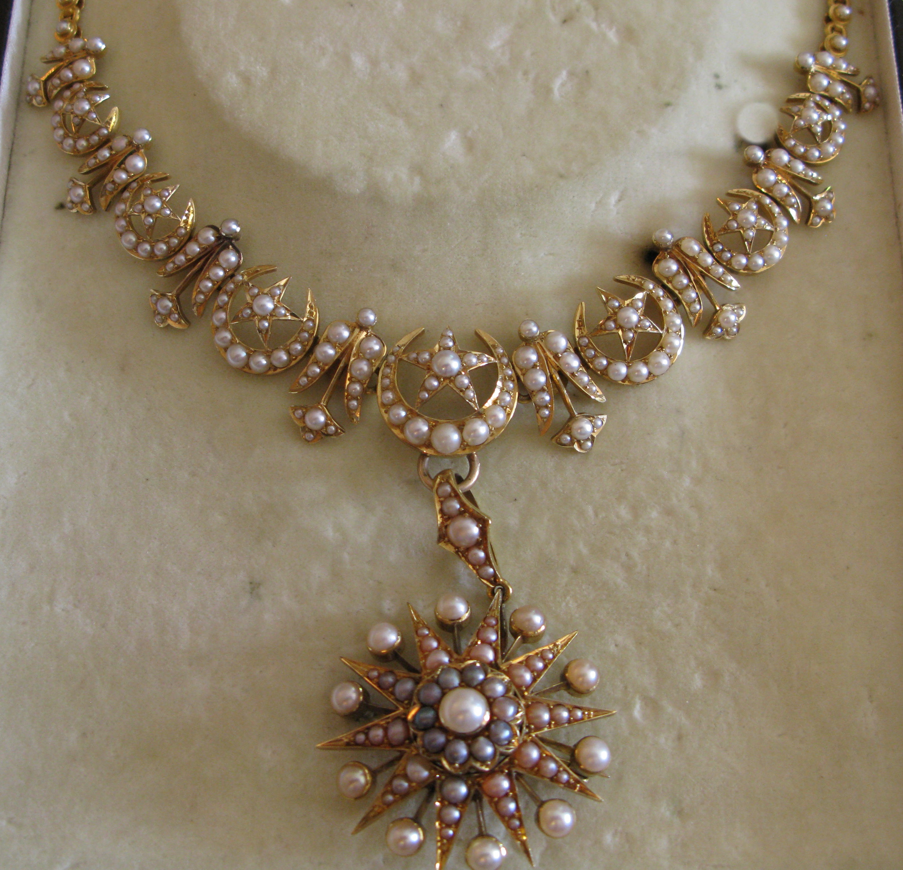 An Edwardian gold and pearl set necklace