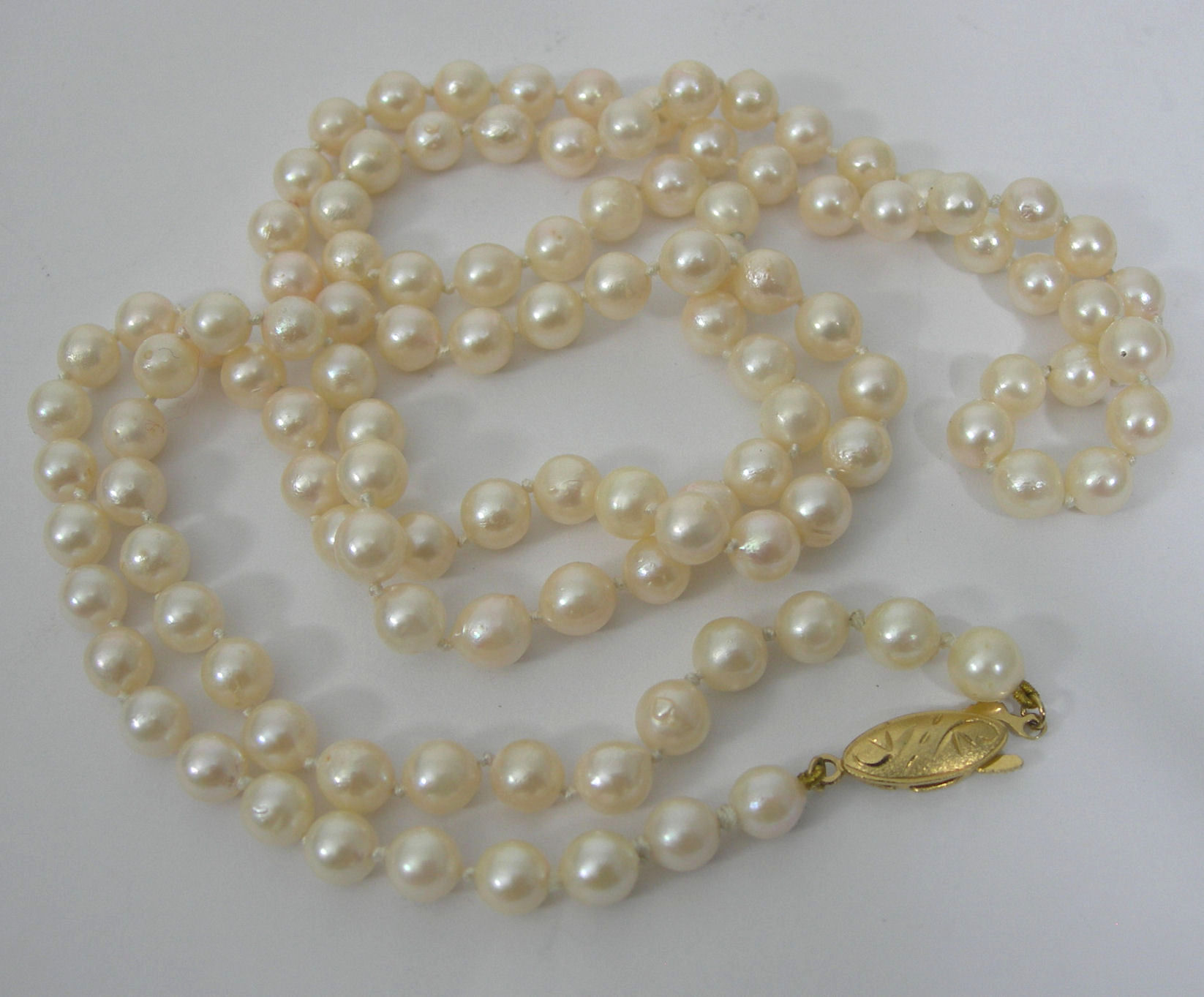 A cultured pearl necklace,