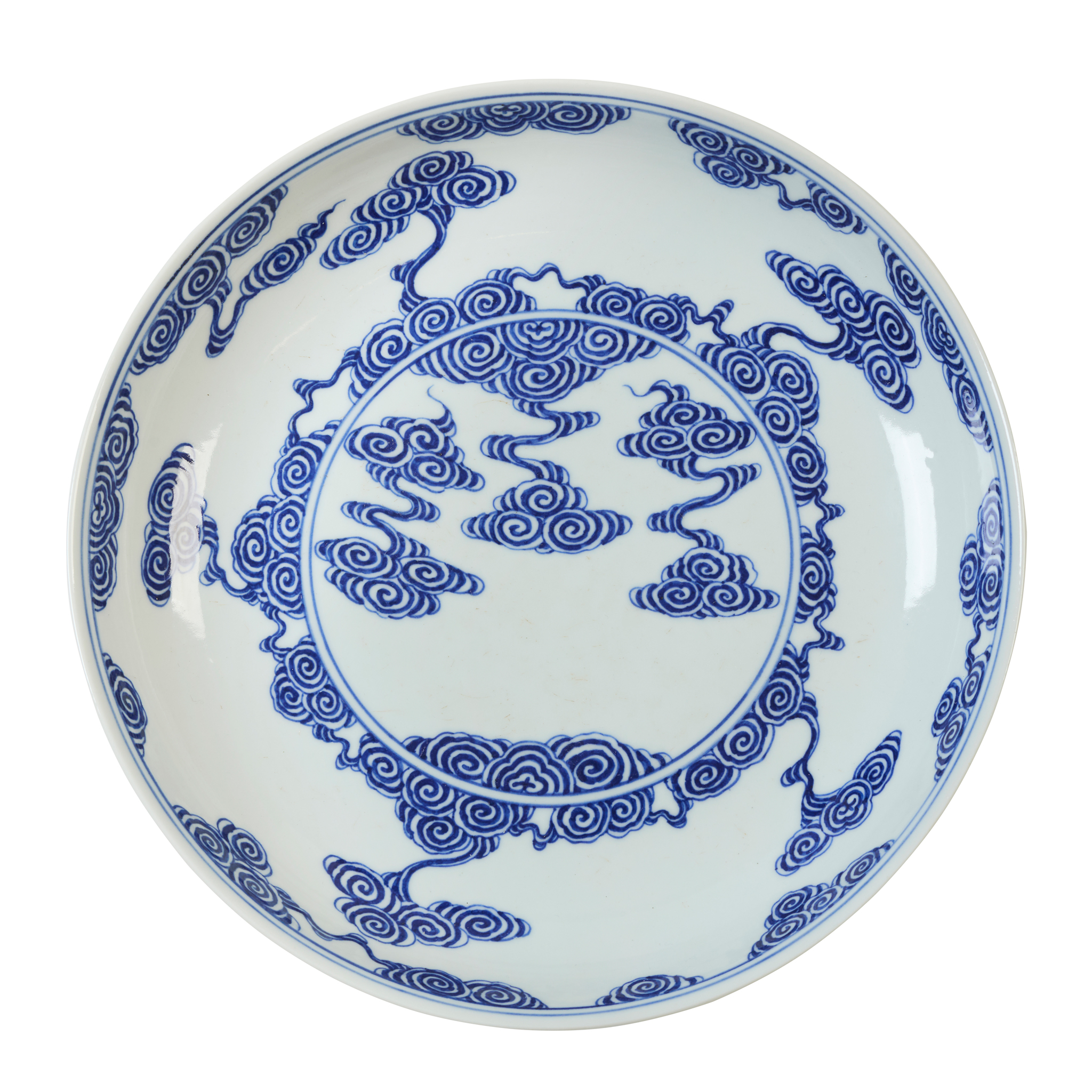 CHINESE BLUE AND WHITE 'CLOUD SCROLL' PLATE