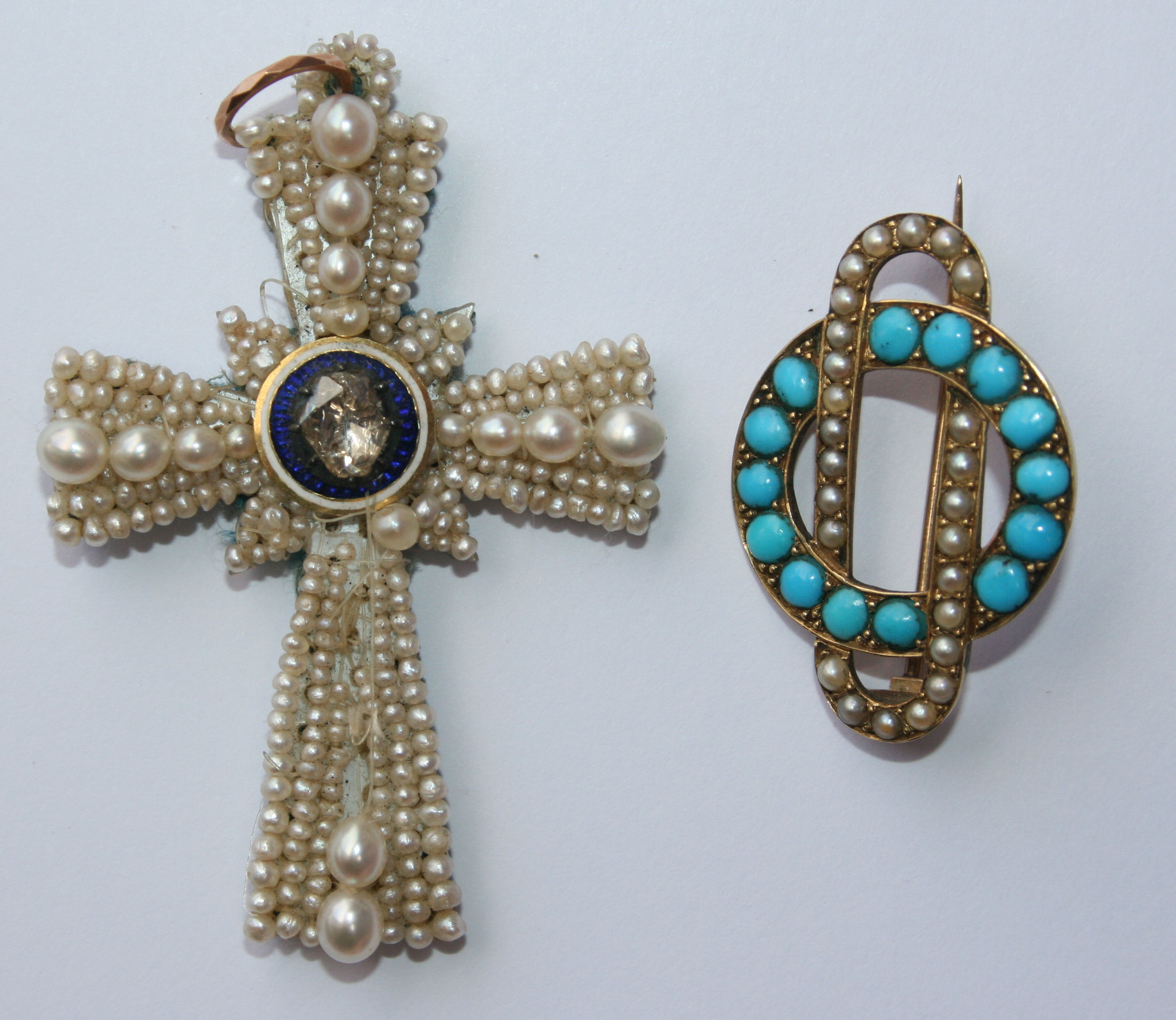 A collection of Victorian and other gold jewellery to include