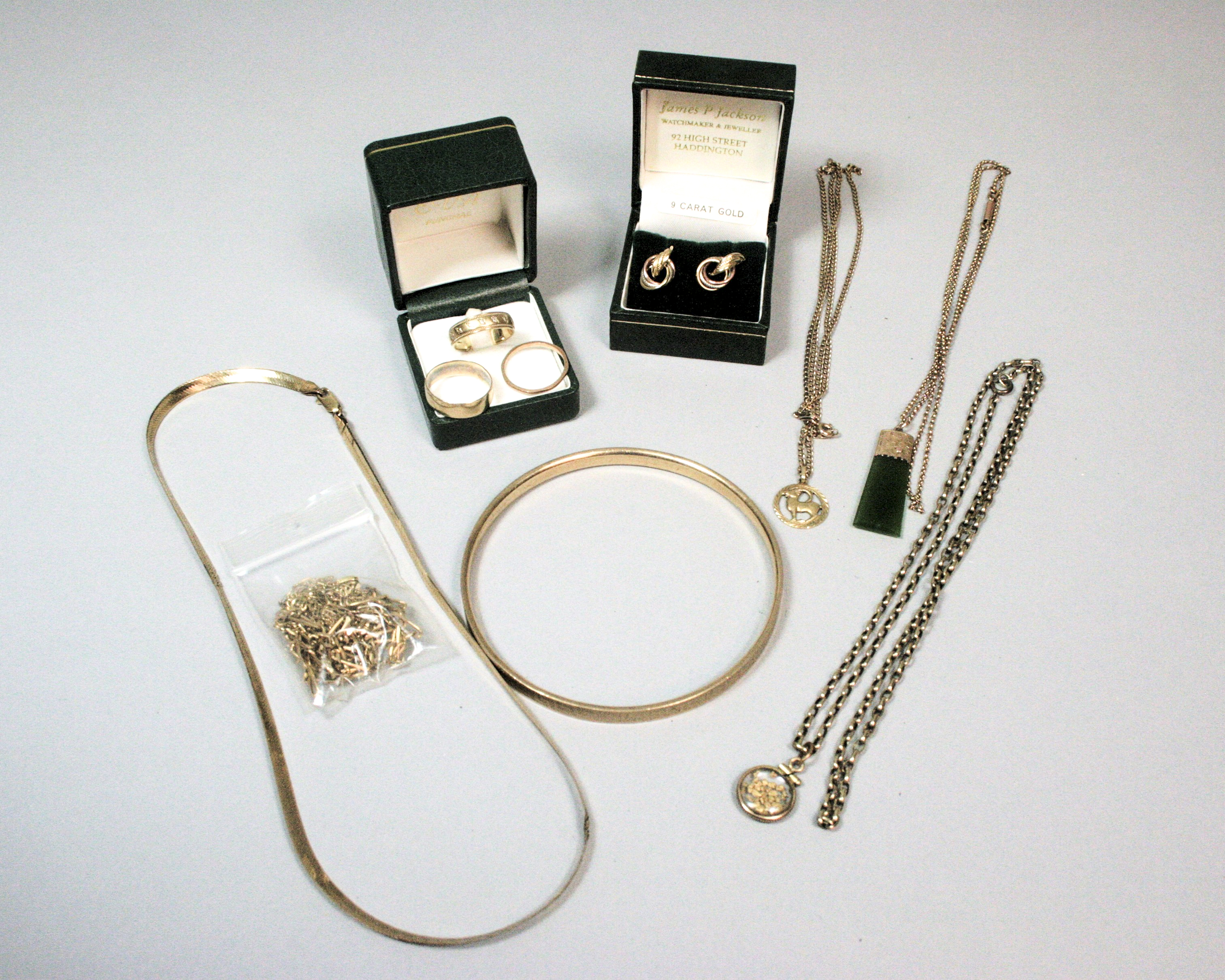 A collection of assorted jewellery