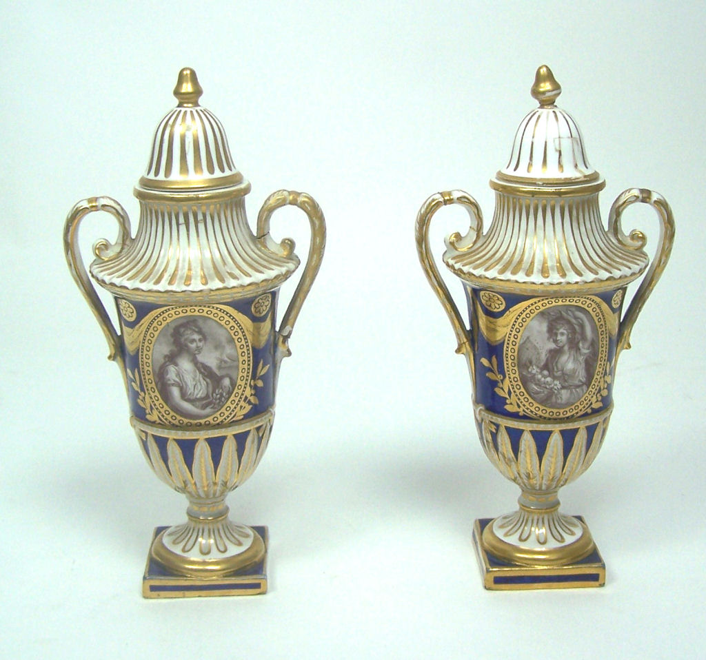 A pair of early 19th century Worcester vases and covers