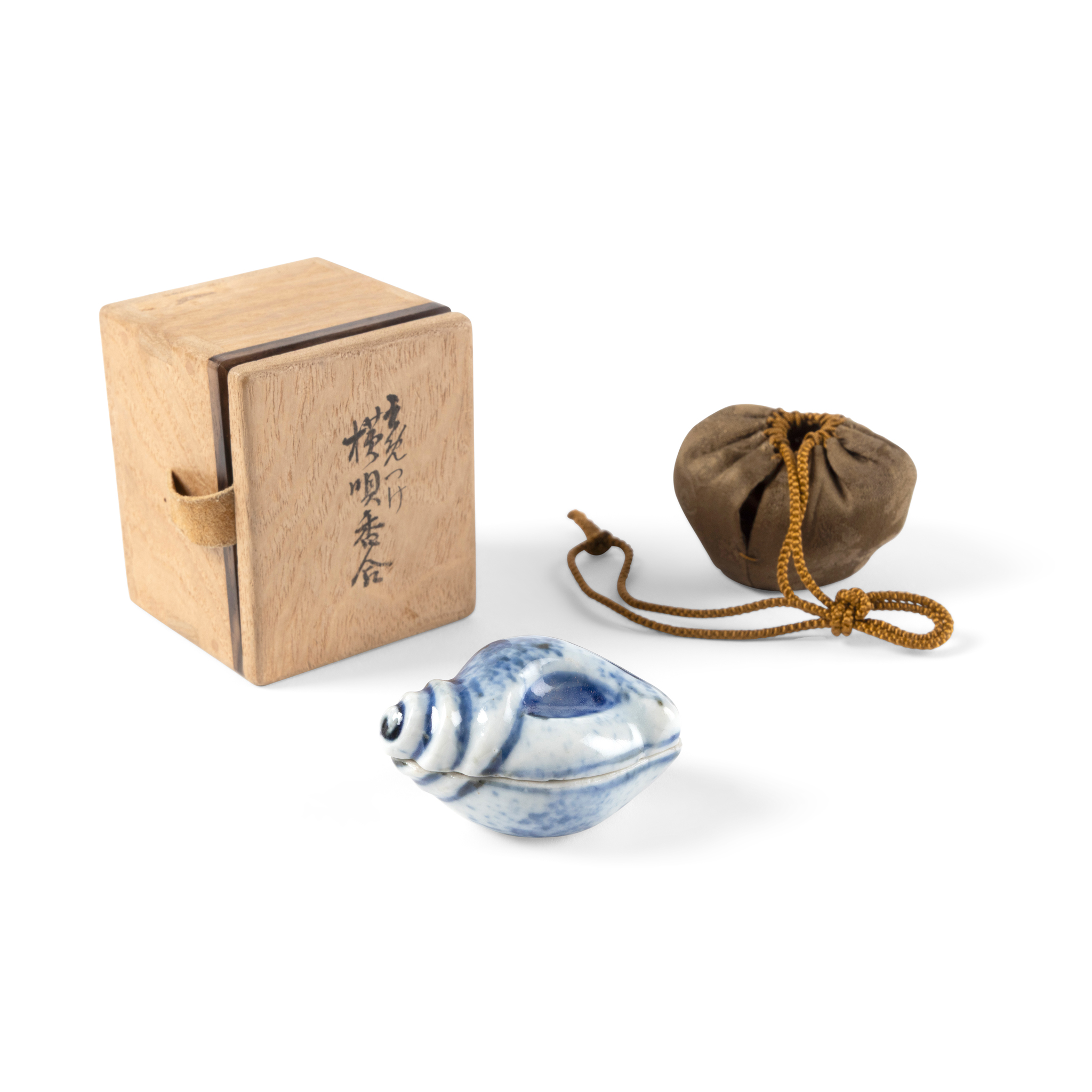 CHINESE BLUE AND WHITE KOSOMETSUKE SHELL-FORM BOX AND COVER
