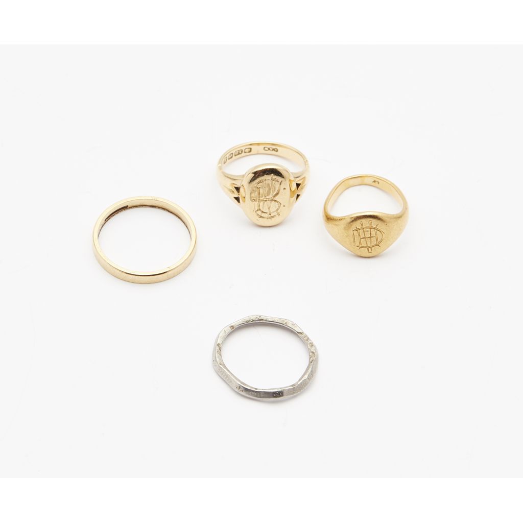 A gentleman's 18ct gold signet ring