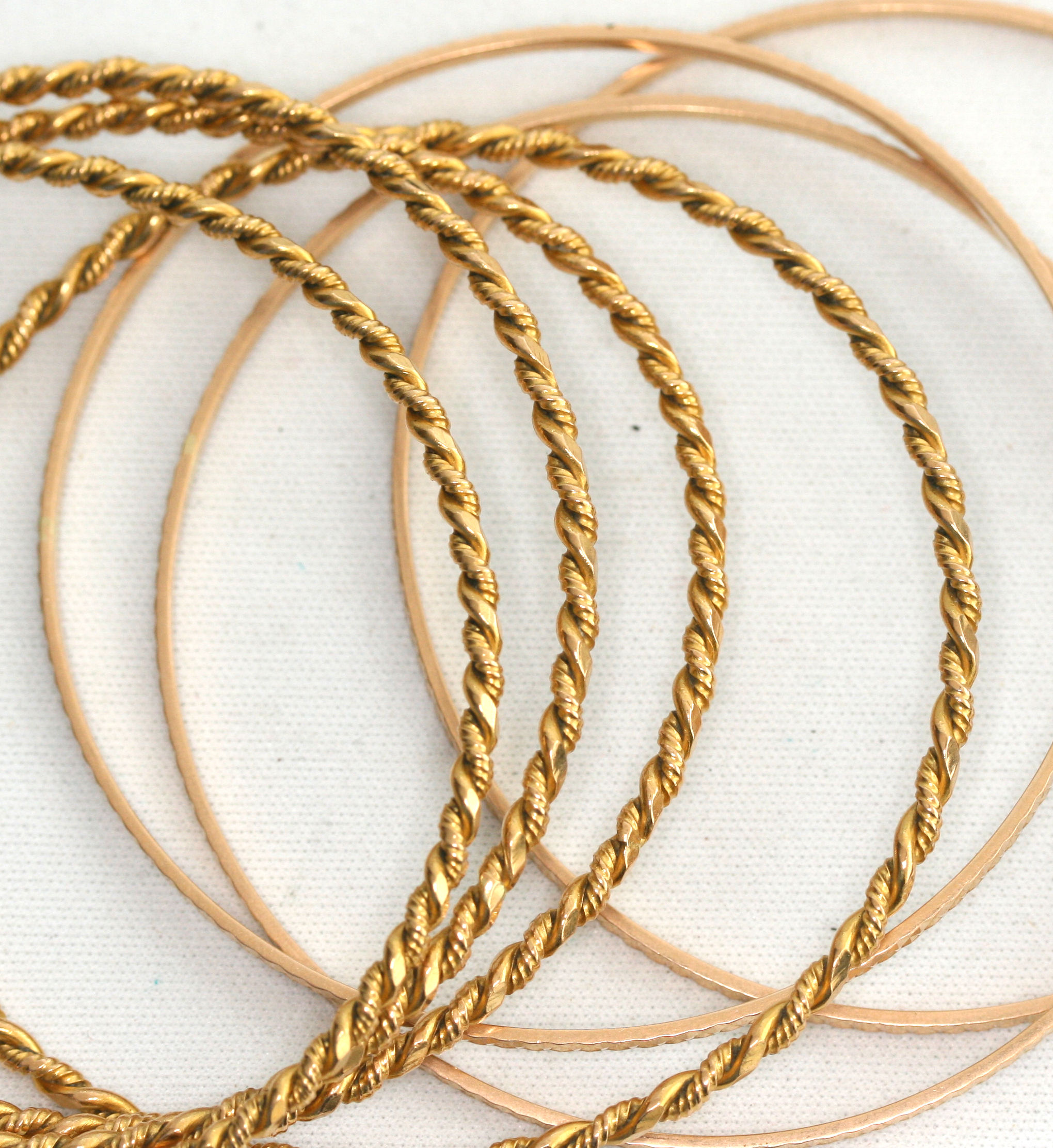 A group of gold jewellery items to include