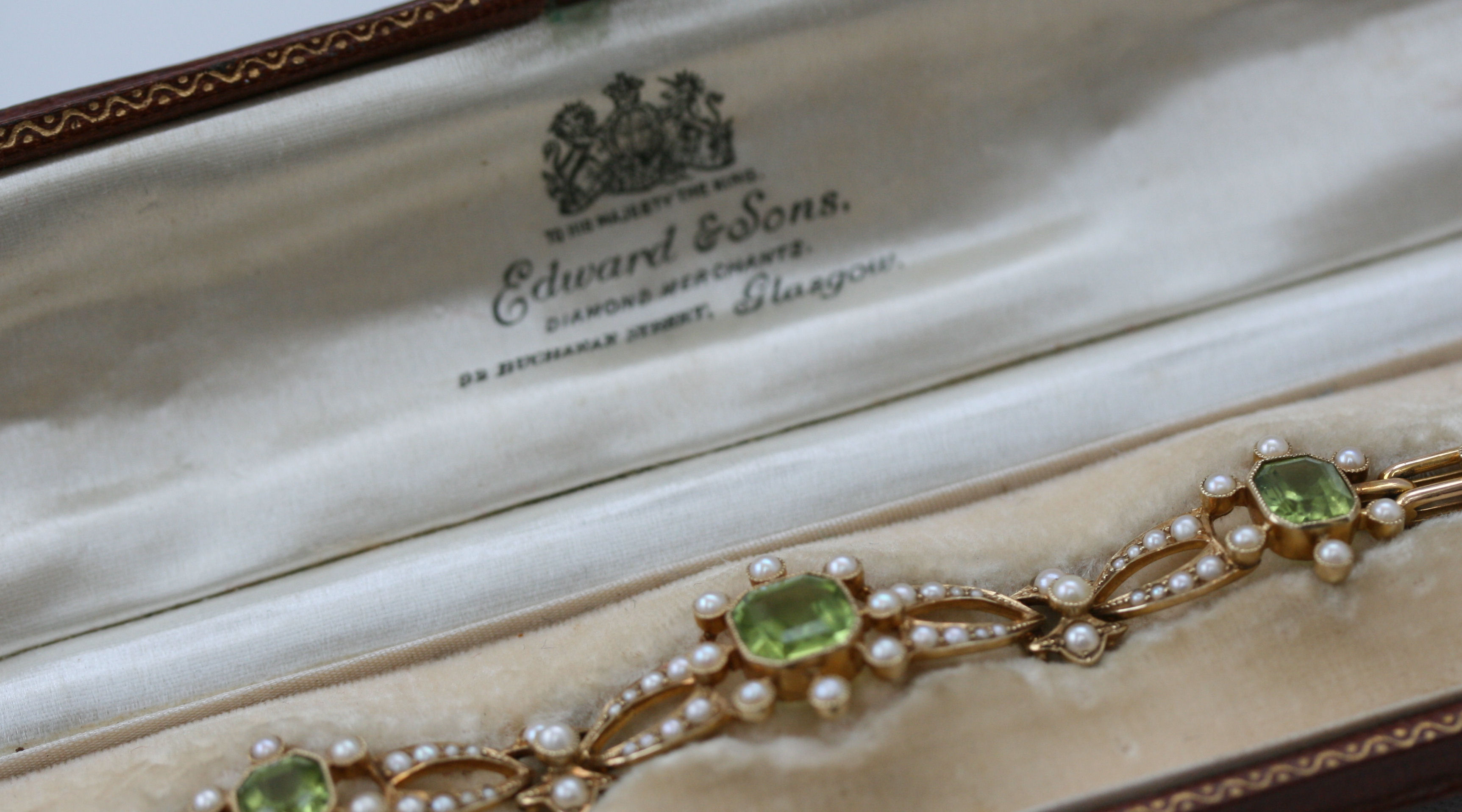 An Edwardian 15ct gold peridot and seed pearl set bracelet,