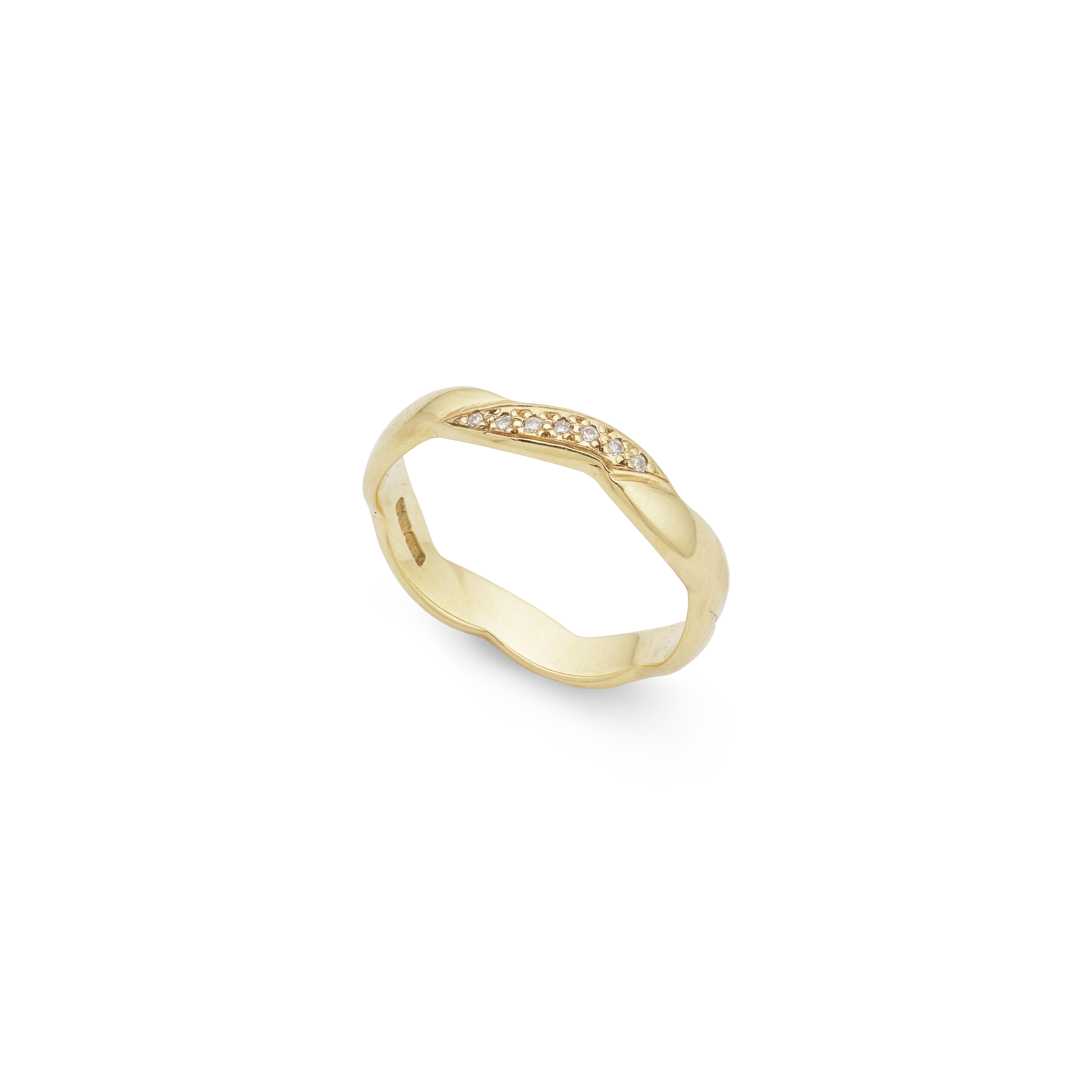 An 18ct yellow gold diamond ring