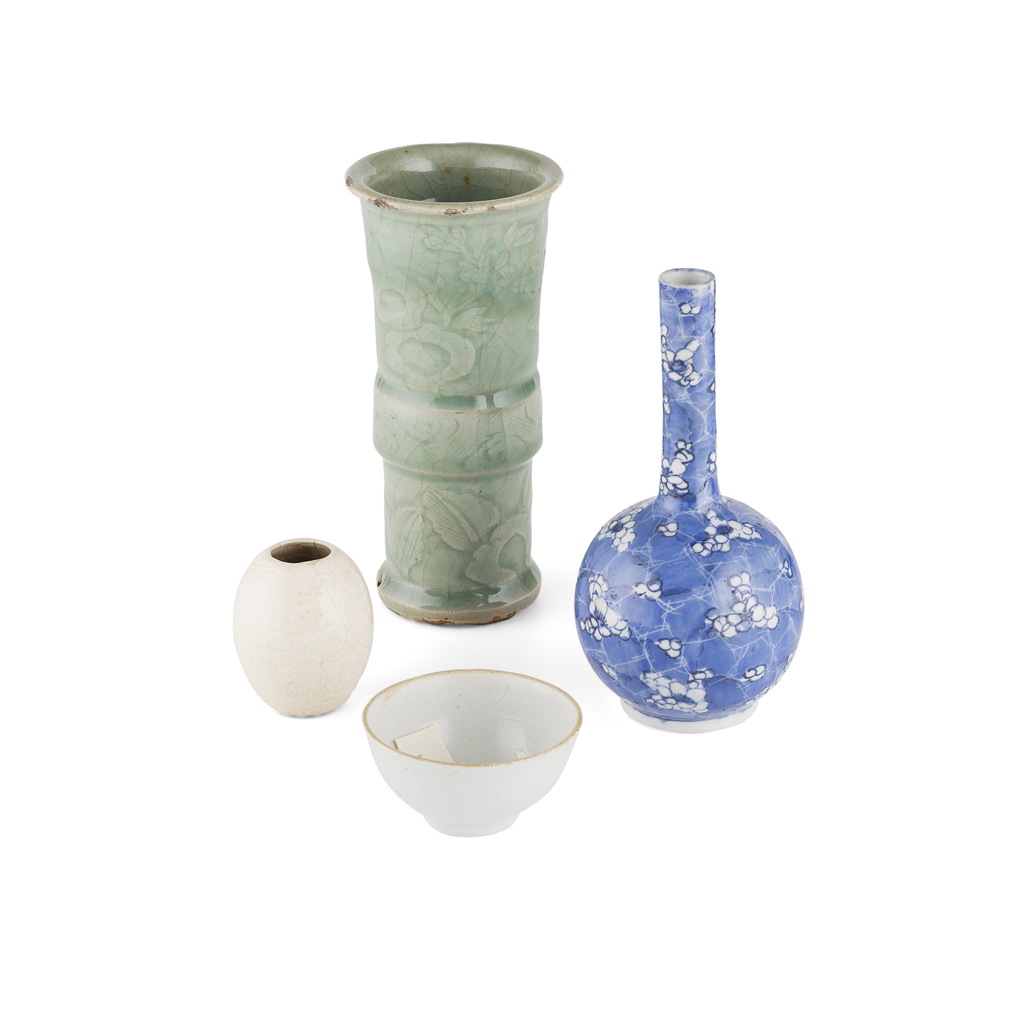 MISCELLANEOUS GROUP OF FOUR CERAMIC ARTICLES