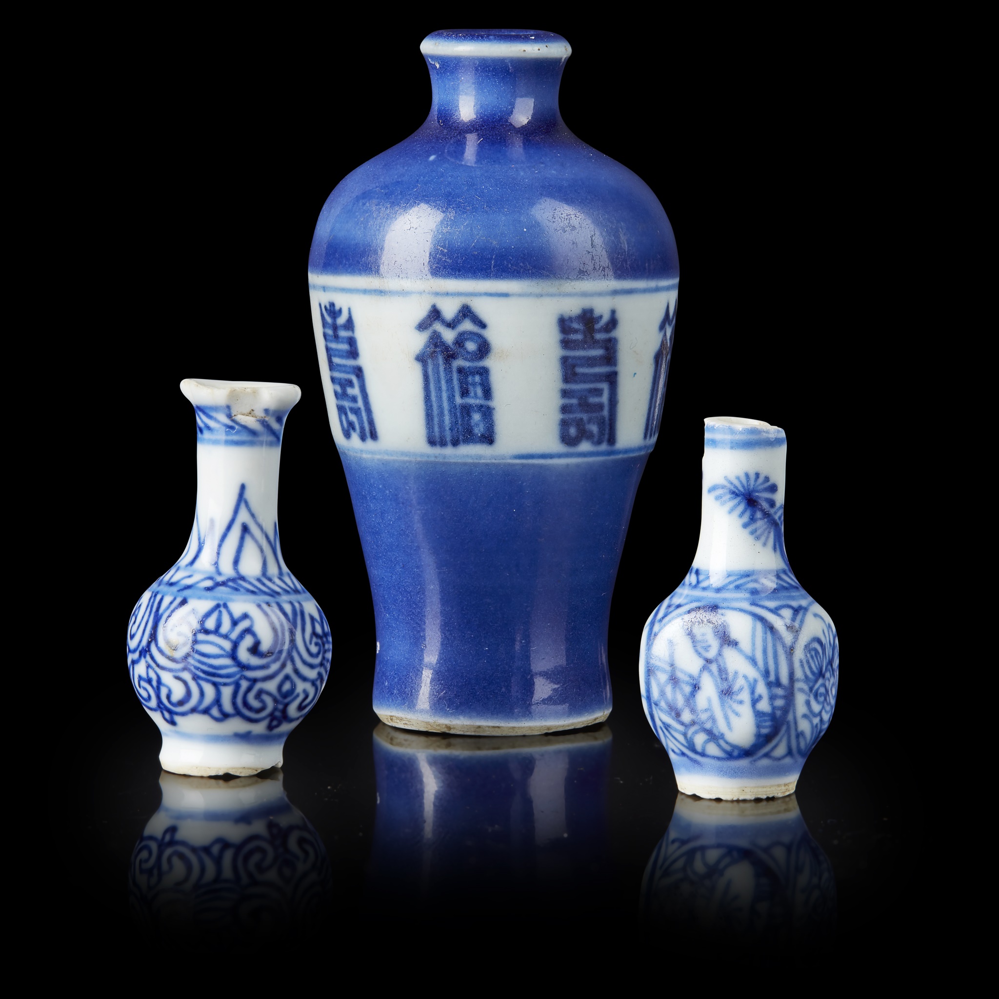 BLUE AND WHITE SNUFF BOTTLE