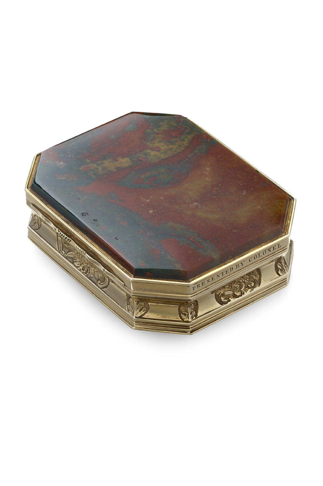 A Victorian gold mounted agate presentation table snuff box