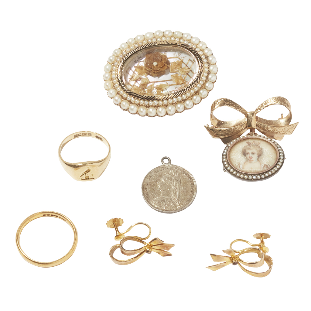 A collection of jewellery