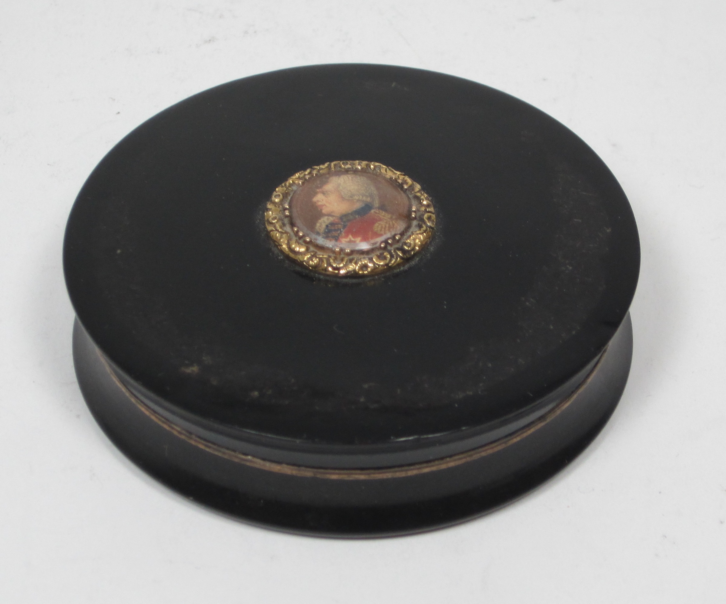 An ebonite snuff box