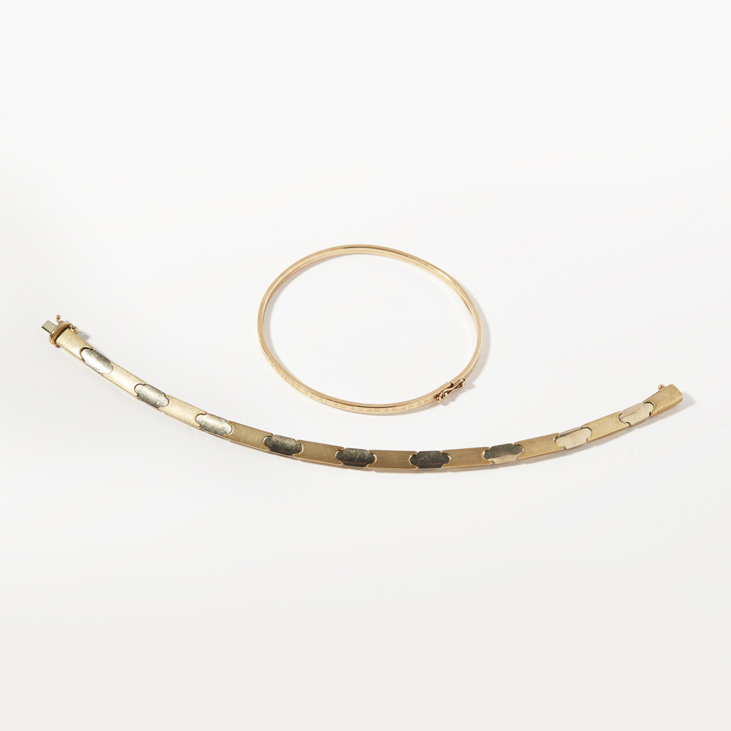 A 9ct gold bangle