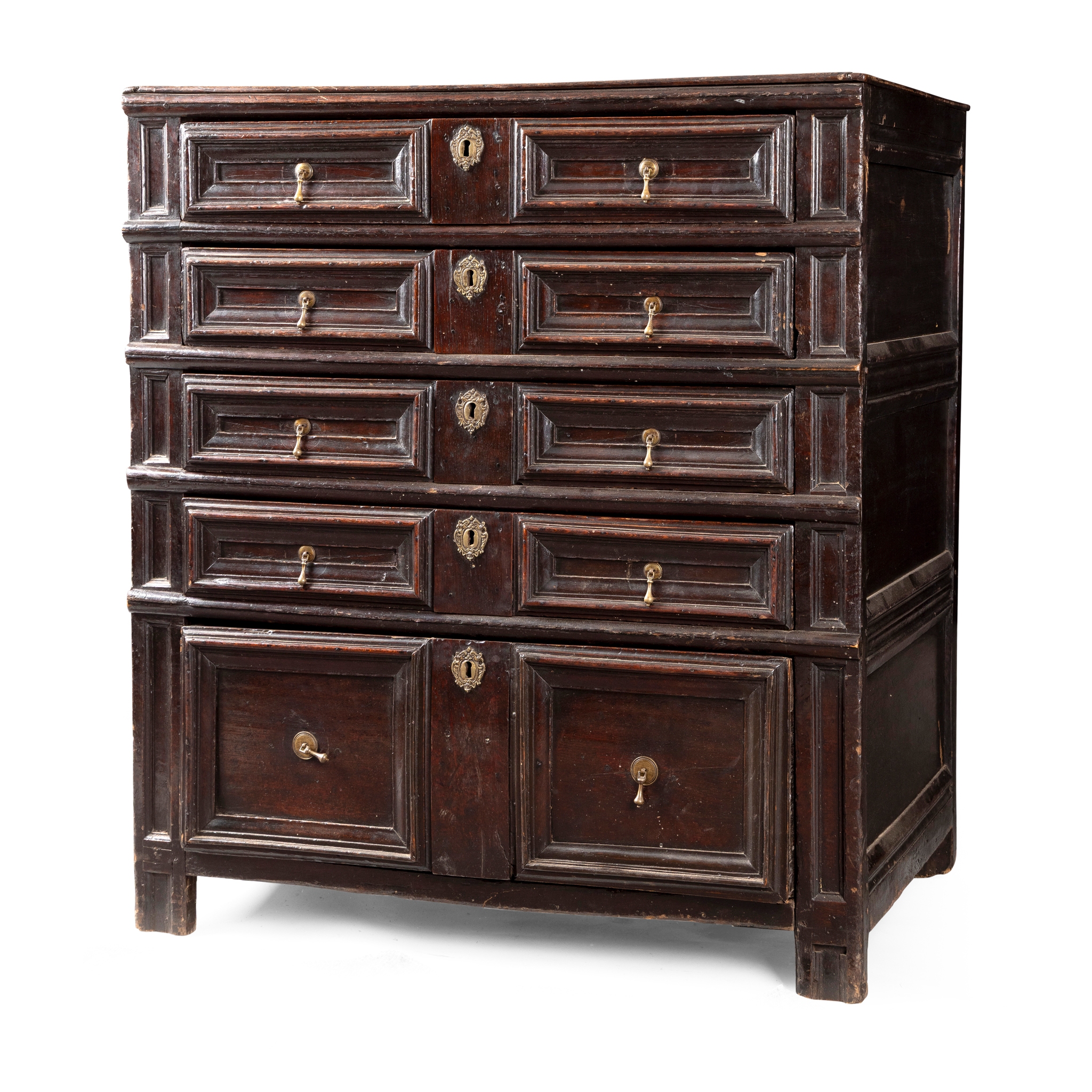 AN OAK CHEST OF DRAWERS