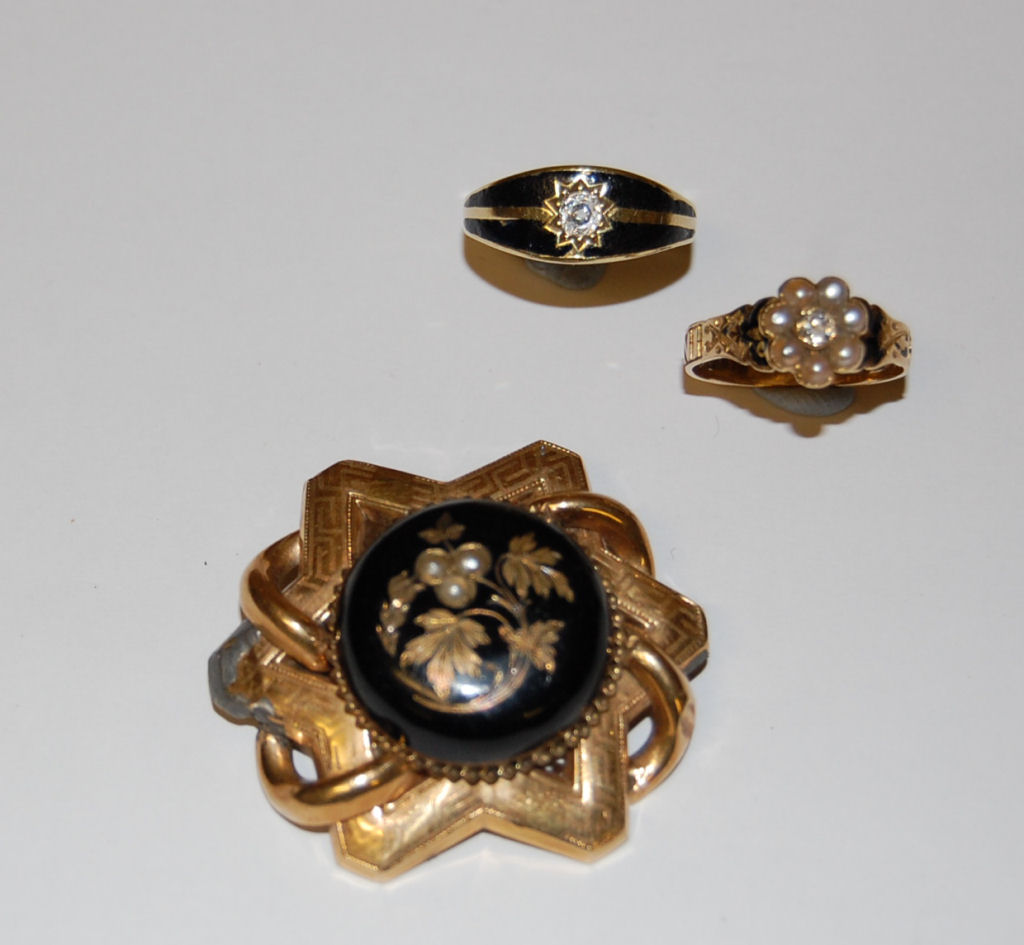A Victorian 18ct mourning ring