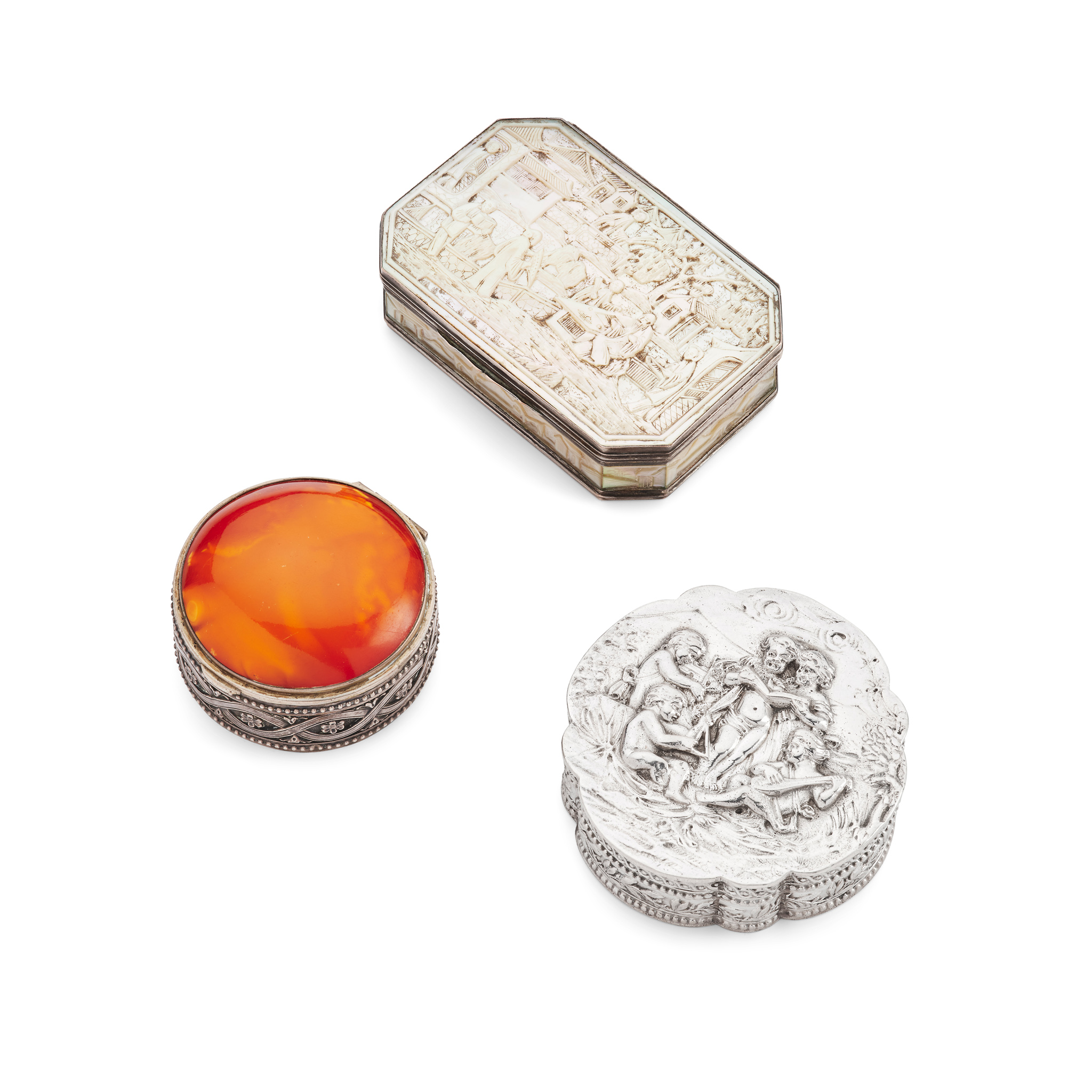A 19TH CENTURY CANTON MOTHER OF PEARL SNUFF BOX