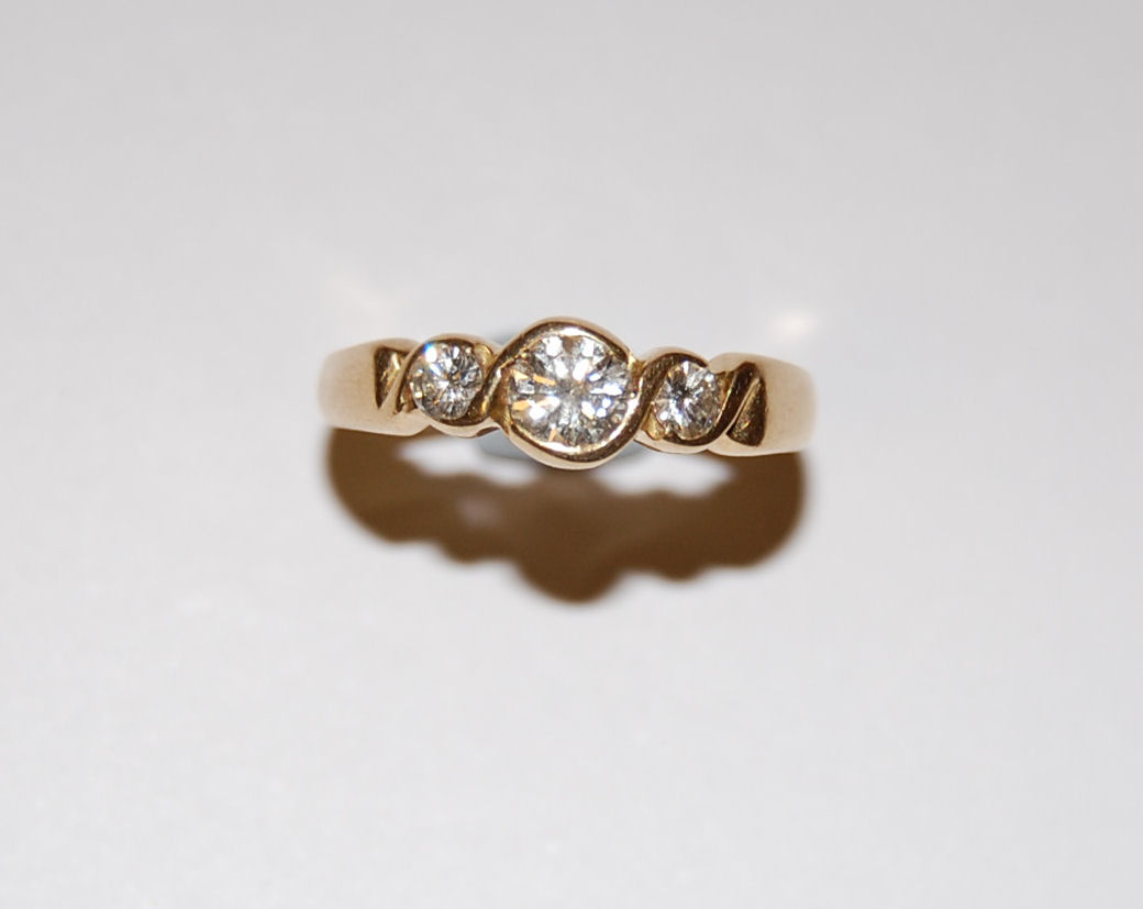 A graduated three stone diamond ring