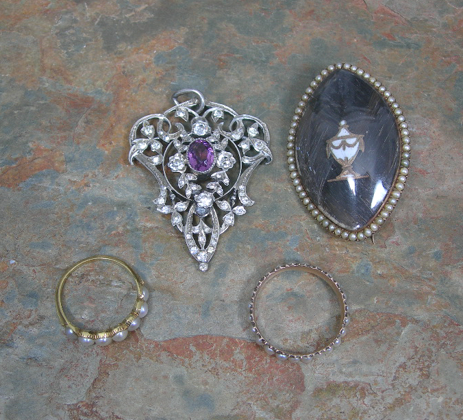 An early 19th century memorial brooch,