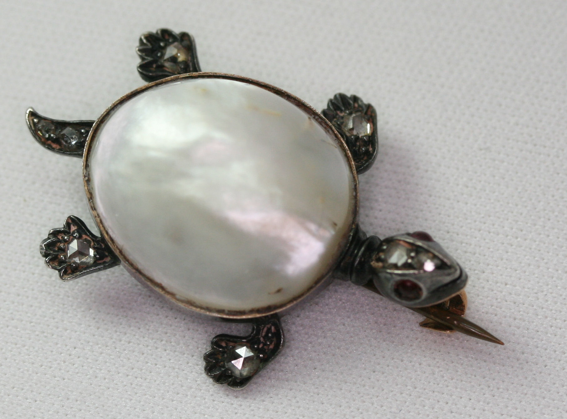 An early 20th century multi-gem set novelty brooch