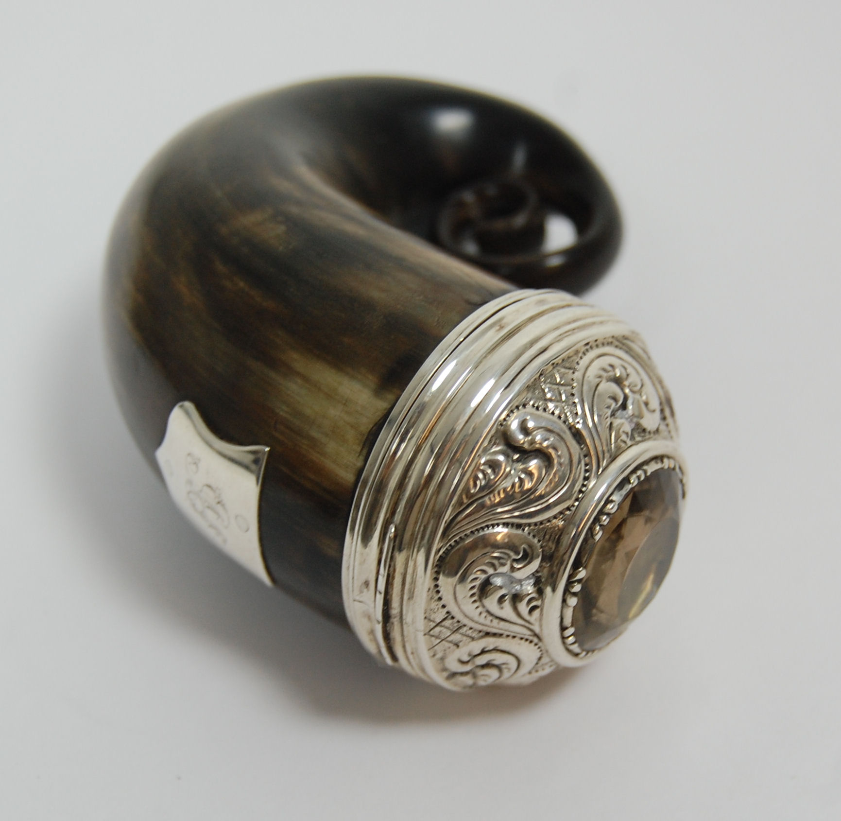A George III curly horn snuff mull