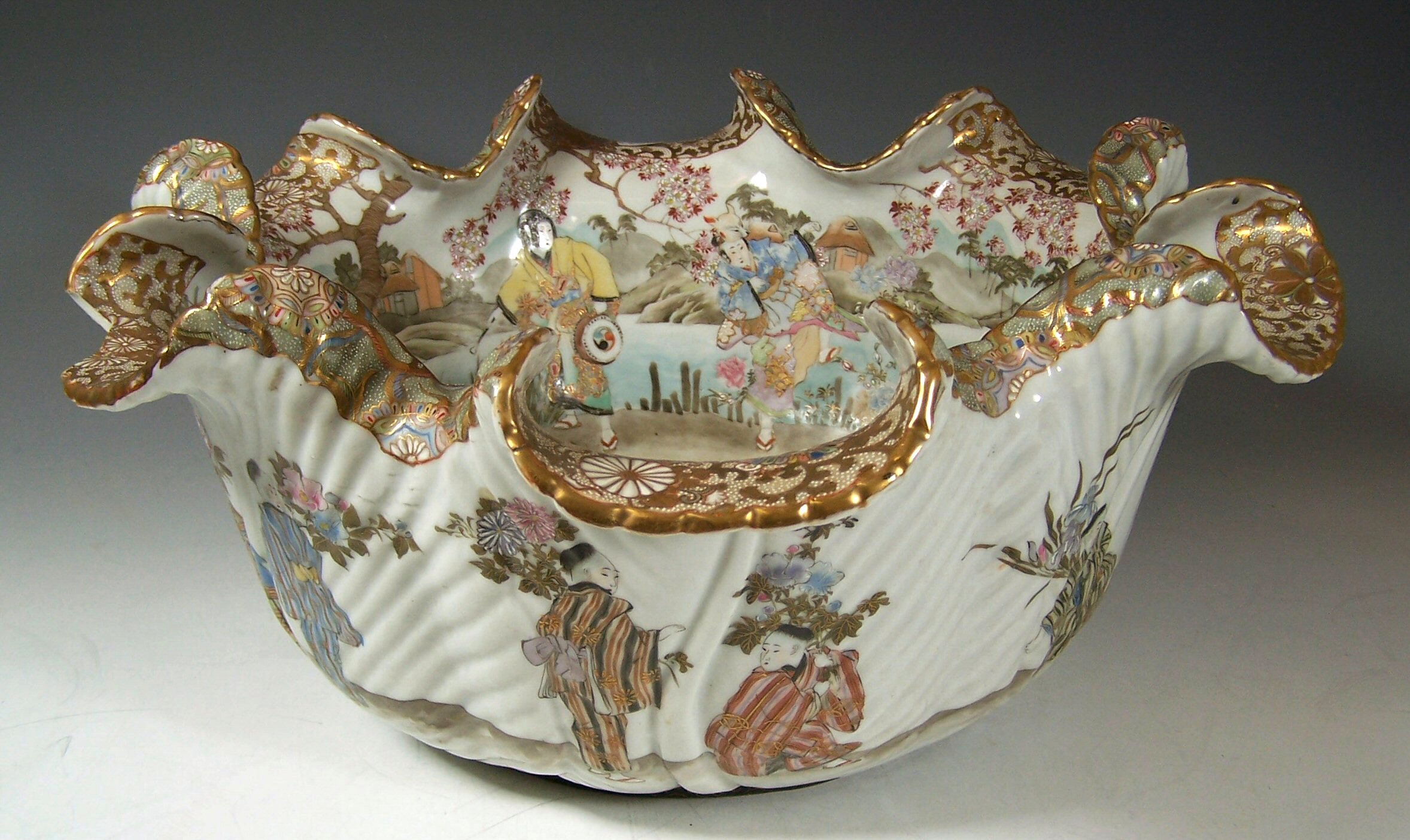 A Japanese satsuma scalloped bowl,