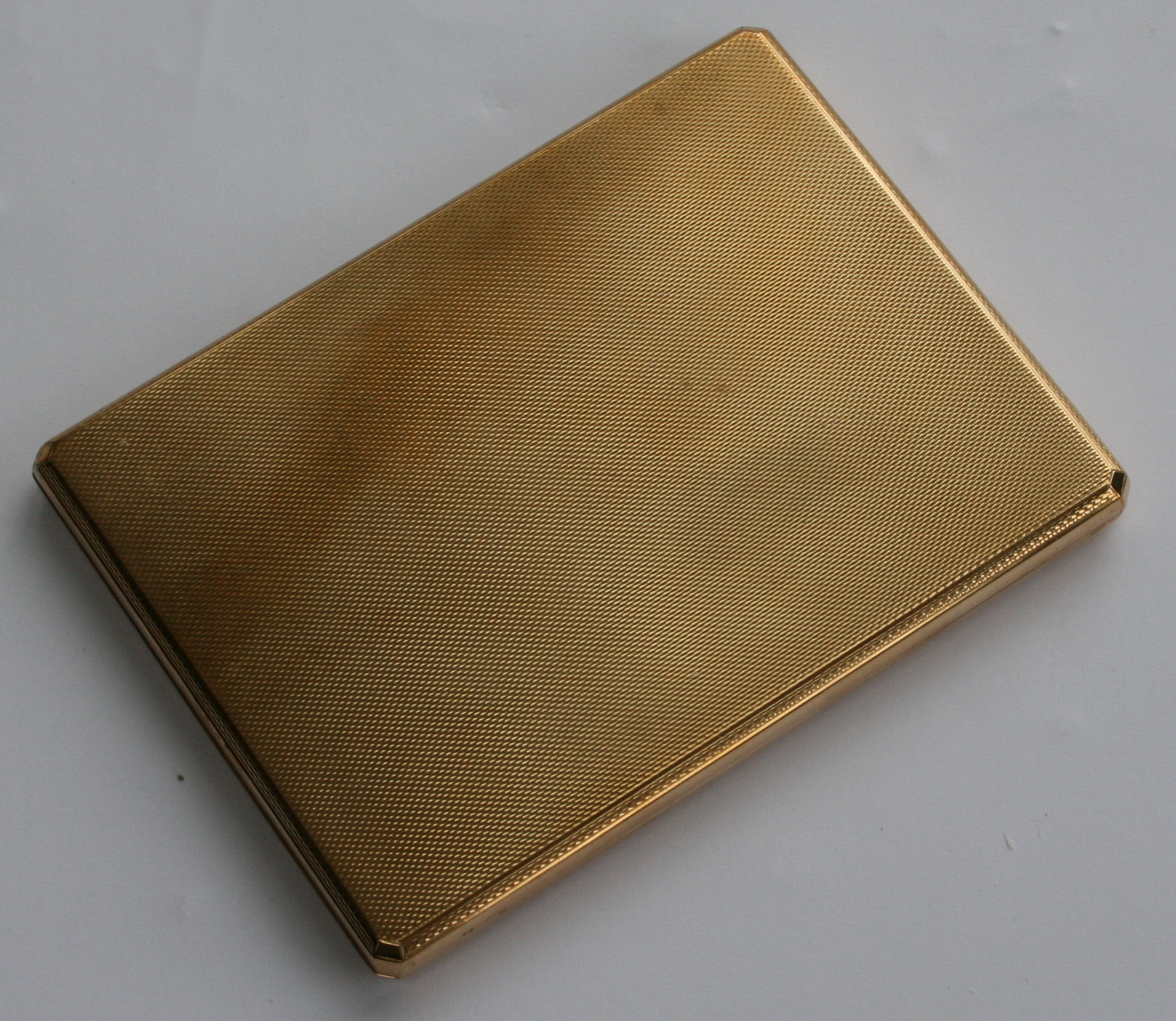A 9ct gold cigarette case