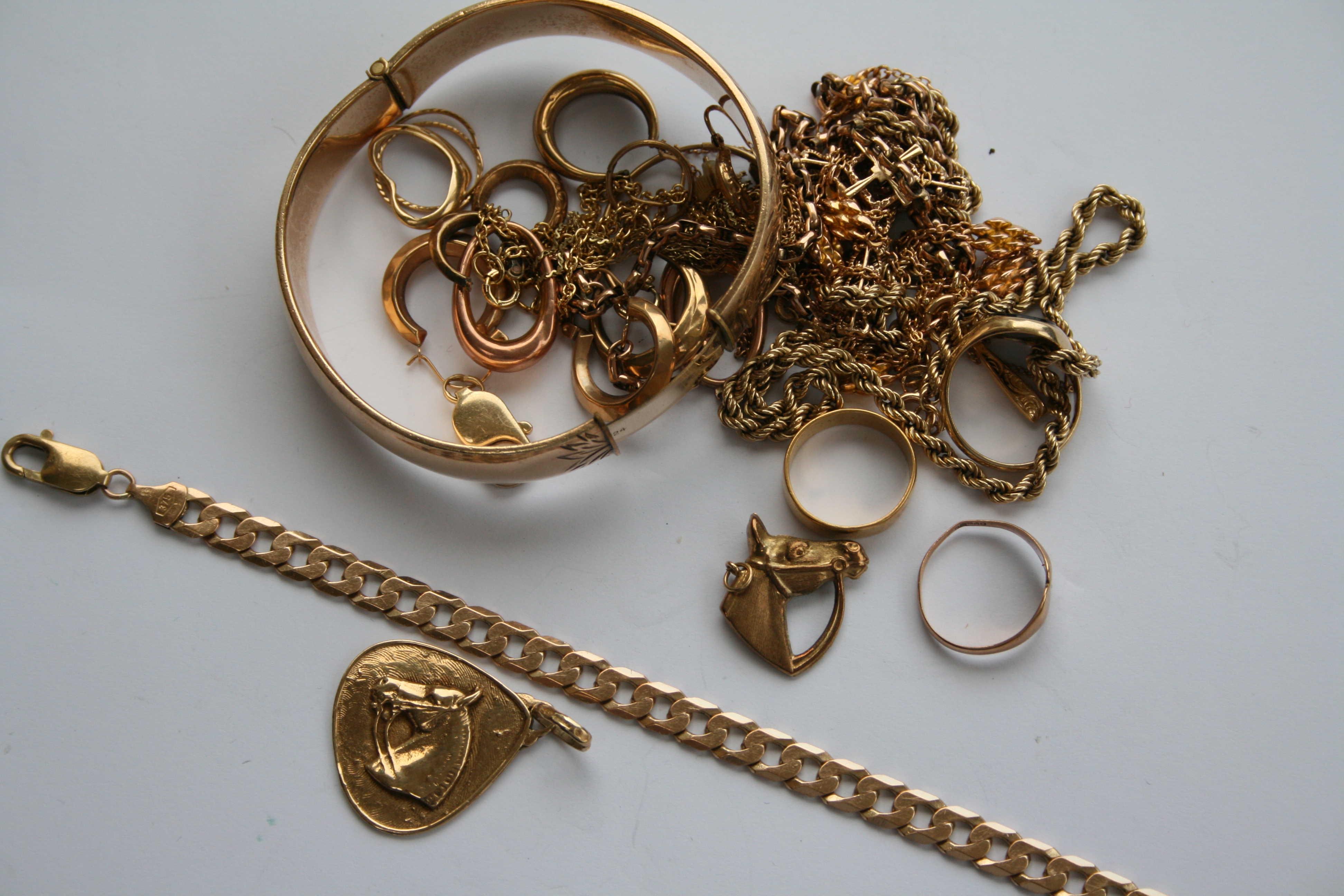 A collection of gold jewellery