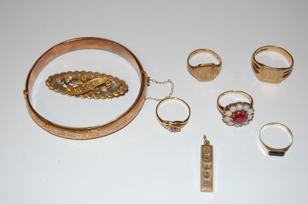 A quantity of gold jewellery to include