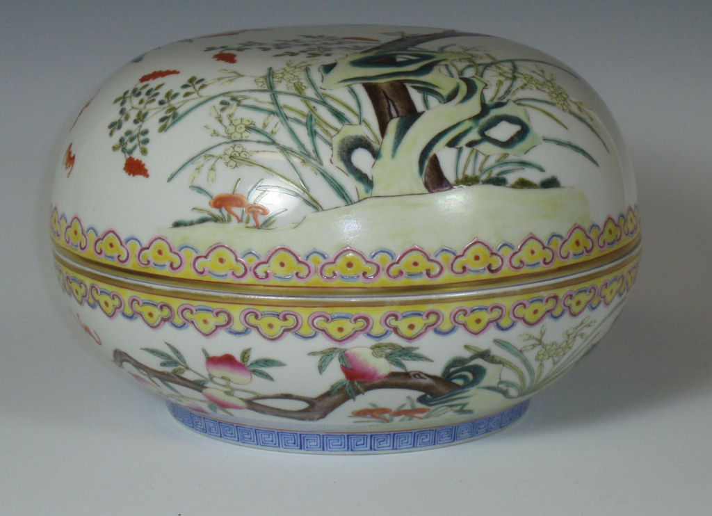 A late 19th/early 20th century Chinese famille rose porcelain bowl and cover
