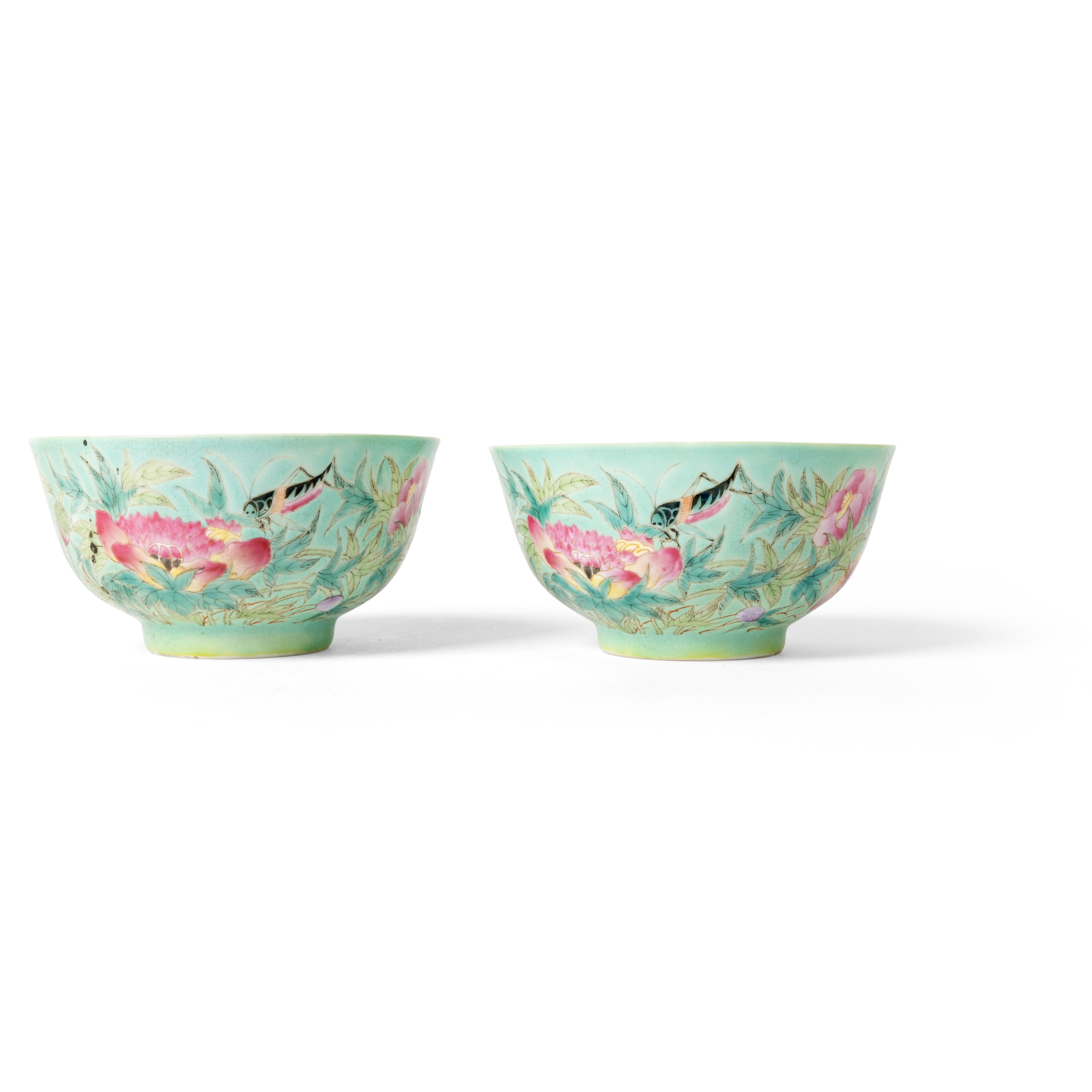 PAIR OF CHINESE TURQUOISE-GROUND FAMILLE ROSE BOWLS