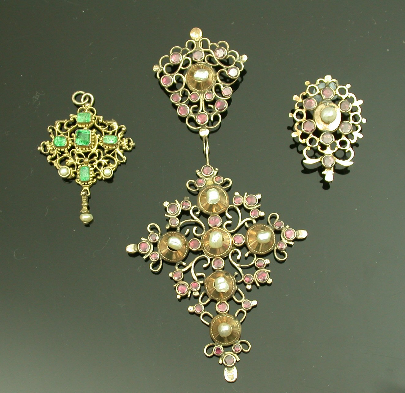 An antique garnet and pearl set pendant,