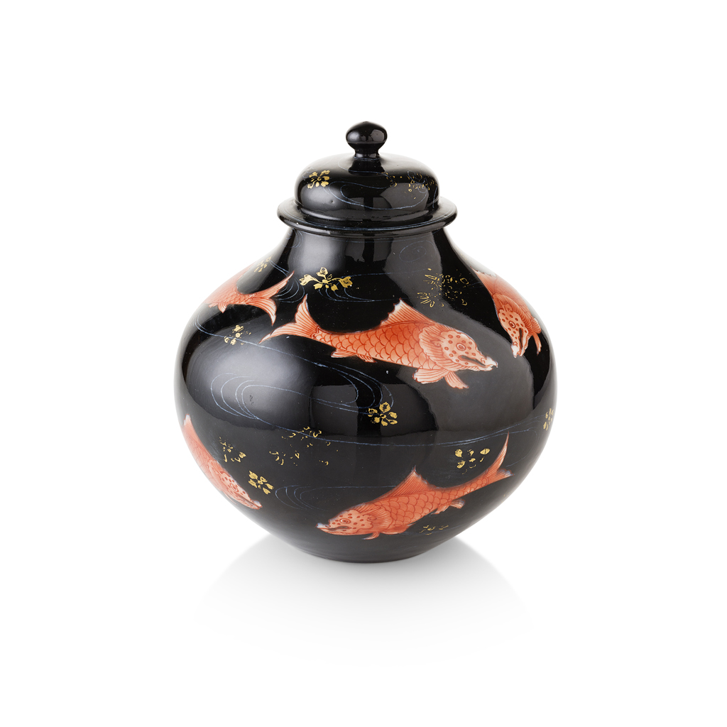 GILT AND IRON-RED DECORATED BLACK-GROUND LIDDED JAR