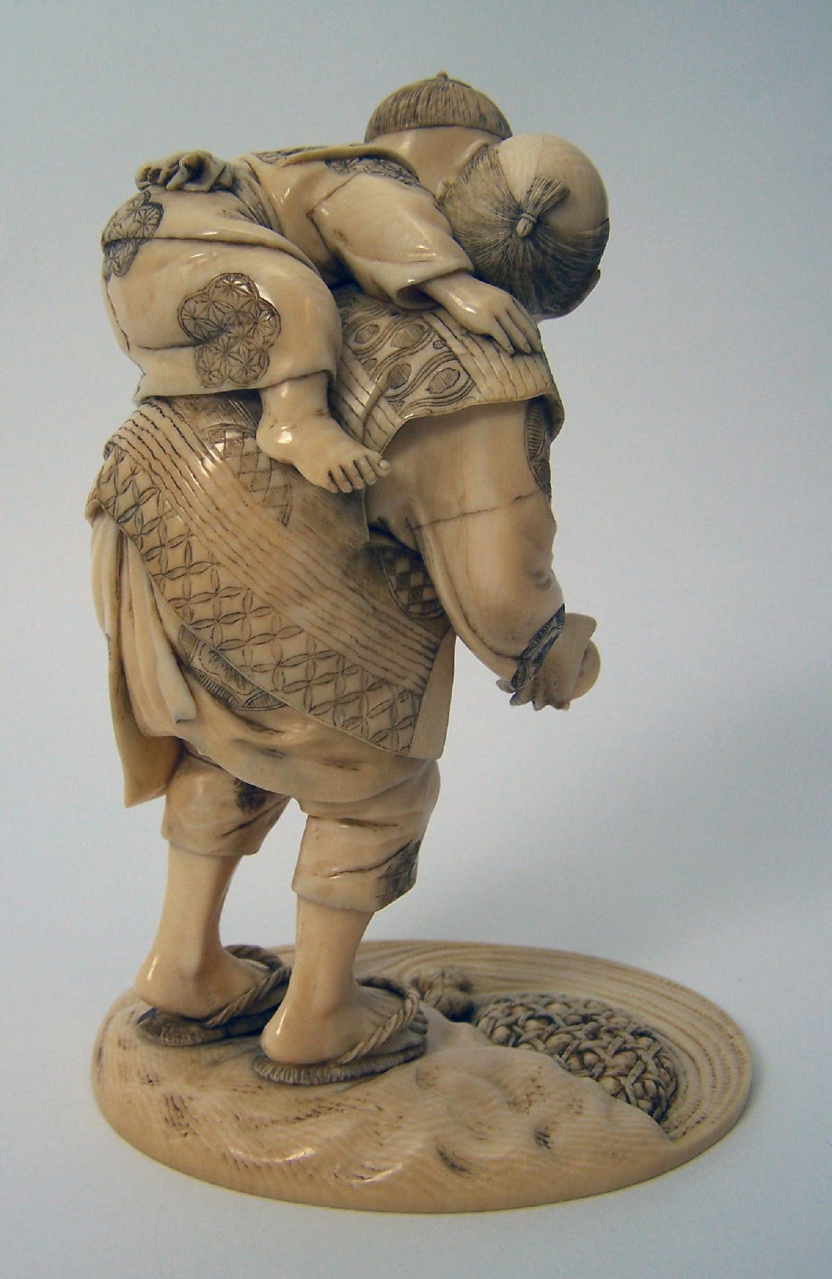 JAPANESE CARVED IVORY FIGURE GROUP